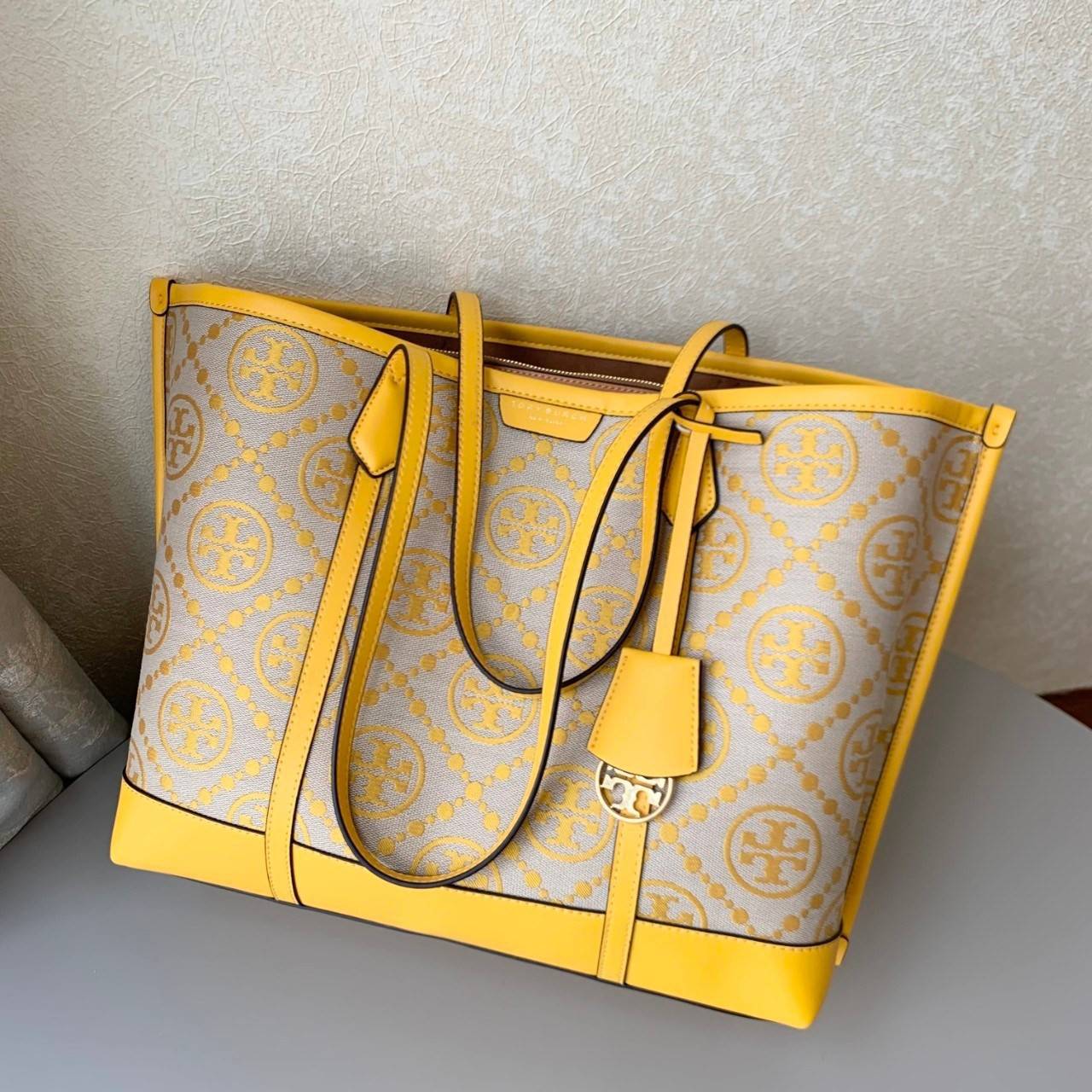 ของแท้ 💯% TORY BURCH PERRY T MONOGRAM TRIPLE-COMPARTMENT TOTE กระเป๋าสะพายทรง SHOPPING BAG ผ้าแคสวาสมปักลายสัญลักษณ์แบรนด์ สวยหรูอยู่ทรง ด้านหน้าปักโลฟดก้ลงบนหนังแท้ ภายในมีข่องใหญ่3ช่อง เป็นช่องซิปและช่องข้างขนาบ2ช่อง กว้างและจุของได้เยอะมาก