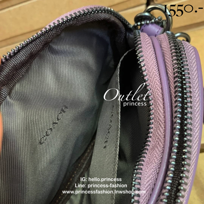 COACH CROSSBODY CLUTCH IN SIGNATURE BAG 💋รุ่นฮิต+สีหายากค่ะ!! กระเป๋าสะพาย+คล้องมือได้ วัสดุหนังแท้ผสมpvcค่ะ มีช่องซิปคู่ ภายในช่องใส่มือถือได้ทุกรุ่น;กระเป๋าเงินใบสั้นได้ ใส่ของจำเป็นสาวๆได้ครบค่ะ มีช่องเสียบบัตร2ช่อง และช่องโล่งให้ใส่ของจุกจิกค่