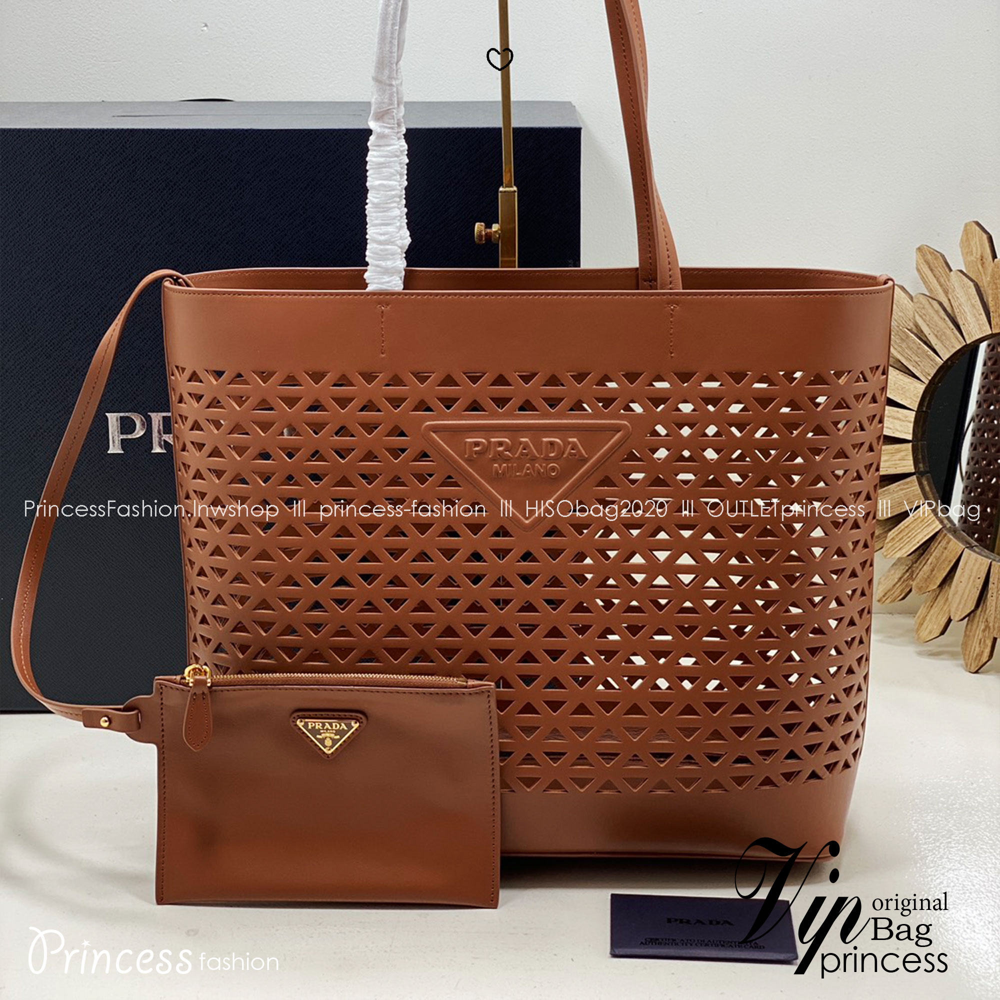 TOP ORI หนังแท้ | Prada Large perforated leather tote bag กระเป๋าทรงโท้ทใบใหญ่ ใจบางที่สุดกับคอลเลคชั่นนี้ ที่เพิ่มดีเทลความแพงด้วยการฉลุลวดลายรอบใบ ถักทอเป็นเส้นลายสานที่สวยงามมาก งานฝีมือจริงๆ