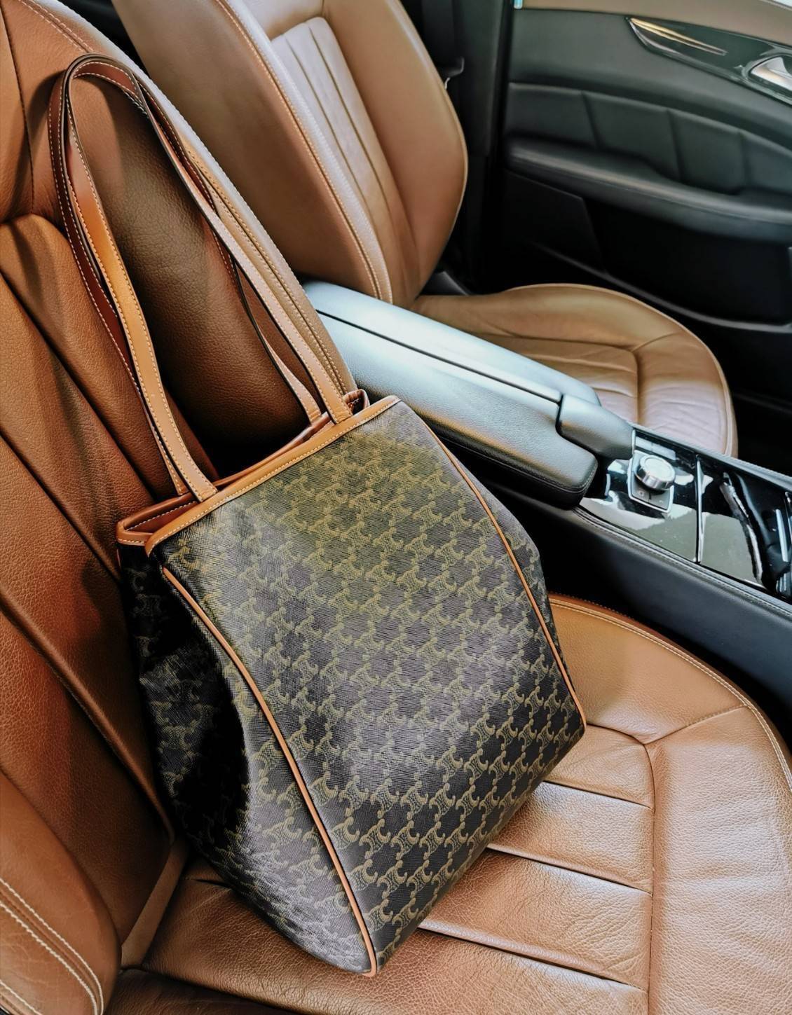 พรีเมี่ยมกิ๊ฟแท้ 100% 】CELINE SHOPPING BAG VIP GIFT WITH PURCHASE (GWP) กระเป๋าสะพายพรีเมี่ยมกิ๊ฟ Limited จาก CELINE HAUTEPARFUME DUTY FREE วัสดุ TRIOMPHE CANVAS หนังสวยอยู่ทรงกันน้ำในดีไซน์ทรง TOTE สวยหรูคลาสสิคไม่มีเอ้าท์