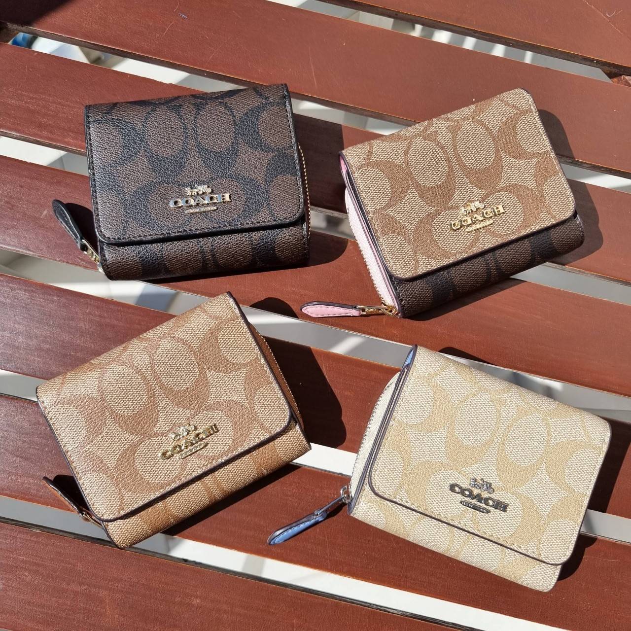 OUTLET 】COACH F41302 SMALL TRIFOLD WALLET IN SIGNATURE CANVAS สวยคลาสสิค พกพาง่าย ใบเล็กน่ารักน่าใช้ ต้องยกให้ใบนี้จ้า 💗💋 ตอบโจทย์คนชอบพกน้อยที่สุด!! กระเป๋าสตางค์ใบสั้นหนังแคนวาสเคลือบคุณภาพดี ภายในเป็นหนังแท้ ใส่บัตร ใส่ธนบัตรได้ทุกชนิด 