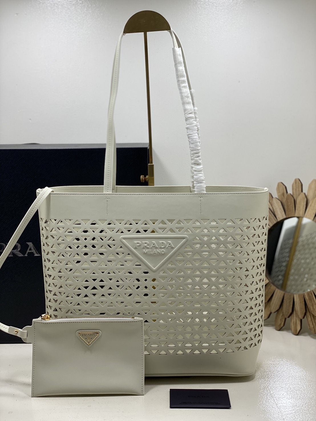 TOP ORI หนังแท้ | Prada Large perforated leather tote bag กระเป๋าทรงโท้ทใบใหญ่ ใจบางที่สุดกับคอลเลคชั่นนี้ ที่เพิ่มดีเทลความแพงด้วยการฉลุลวดลายรอบใบ ถักทอเป็นเส้นลายสานที่สวยงามมาก งานฝีมือจริงๆ