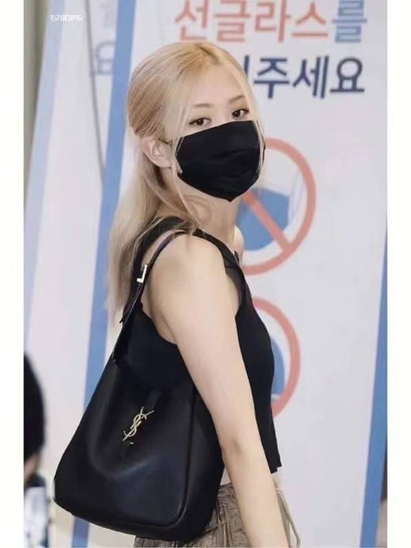 YSL Le 5 a soft hobo bag / YSL Tote 2022 มาใหม่มากก พร้อมส่งที่นี่ที่เดียวเลยค่า กระเป๋าที่สาวๆ ตามหากันหนักจริงๆ ตามรอยคุมโรเซ่ไปเลยค่าา งานเกรดออริจินอล หนังซอร์ฟสวย ภาพสินค้าถ่ายจากงานขายจริง ใช้งานต่างประเทศได้