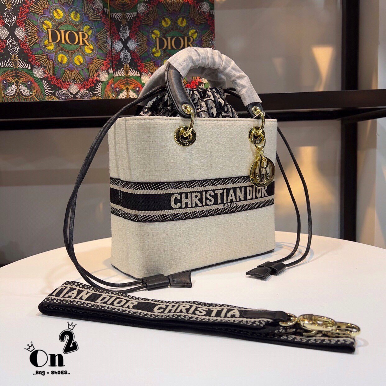 Lady Dior limited edition Bag DIOR WOMEN MEDIUM LADY D-LITE BAG กระเป๋า Lady D-Lite ผสมผสานความสง่างามและคลาสสิก