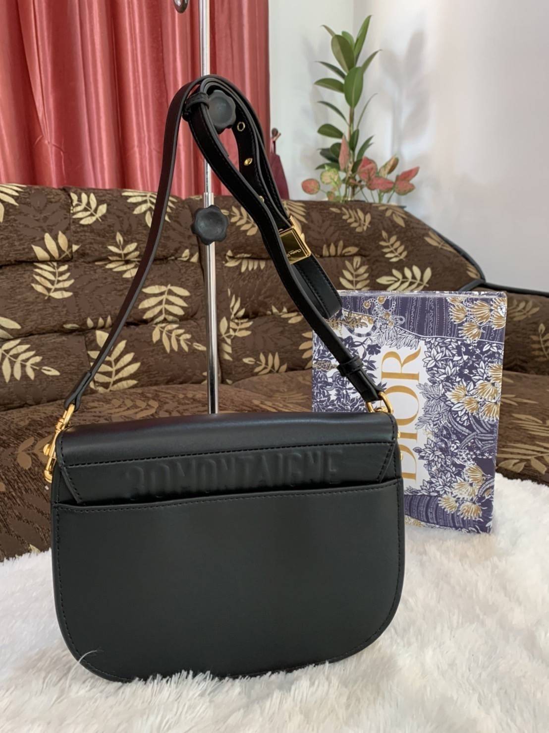 Dior Bobby Bag (GWP) พรีเมี่ยมกิ้ฟ Limited Edition วัสดุหนังแท้ Calfskin อะไหล่ทอง กระเป๋าหรูยอดฮิต ดีไซน์เป็นทรงโค้งเรียบหรูแบบโบฮีเมียนนิดๆ ด้านหน้าประดัลโลโก้ CD เด่นชัด ตอกย้ำความเป็นแบรนด์หรู Christian Dior แมทกับชุดได้ง่าย ใช้ได้ทุกวัน ทั้งสะพายไหล่