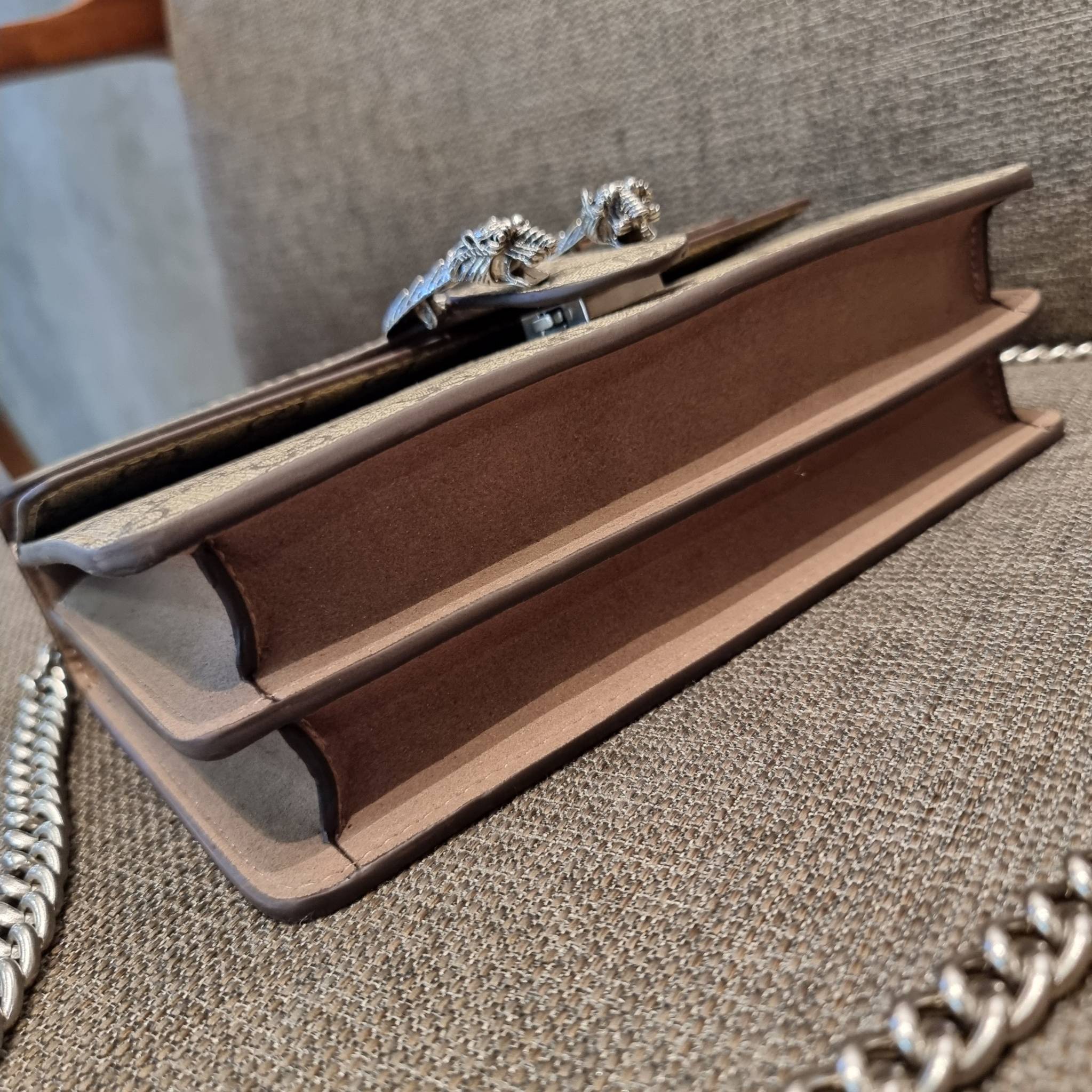 Gucci Small Dionysus GG Shoulder Bag ฮอตสุดไม่มีใครเกิน สวยจริงไม่ทิพย์!! GC CROSSBODY BAG WITH GWP สุดคุ้มจาก duty free กับกระเป๋าสะพายรุ่นที่สาวๆต้องไม่พลาด!! ดึงดูดและสะกดสายตาด้วยอะไหล่ดีเทลหรูรูปหัวสิงโต วัสดุหนังแคนวาส ทนทาน ดูแลรักษาง่าย เปิด-ปิดด้