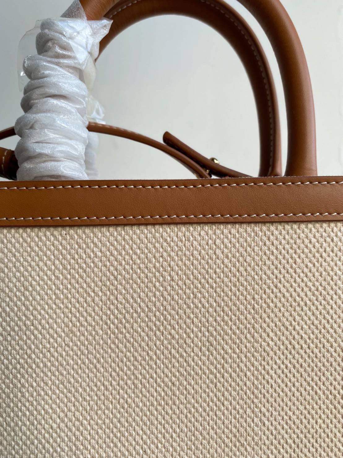 CELINE HAND CARRY AND CROSSBODY BAG VIP GIFT WITH PURCHASE (GWP) พรีเมี่ยมกิ๊ฟ Limited จาก CELINE HAUTE PARFUME DUTYFREE COUNTER วัสดุ CANVAS ตัดหนังแท้ ดีไซน์ทรงเหลี่ยมสวยหรูสุดคลาสสิค ปักโลโก้แบรนด์ด้านหน้า ภายในโล่งกว้าง ใส่กระเป๋าสตางค์ยาว มือถือ ของใ