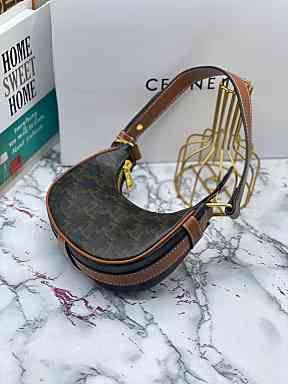 VIP 】หนังแท้ CELINE MINI AVA IN TRIOMPHE CANVAS AND CALFSKIN TAN กระเป๋าถือ/คล้องไหล่ ขนาดมินิน่ารัก สาวๆสายคิ้วตี้ไม่ควรพลาดเลยค่าา น่ารักมากกๆๆ แต่ยังคงเรียบหรูและคลาสสิก ทั้งลายที่แสนโดดเด่น และสายแบบเข็มขัดก็เข้ากันได้ดีสุด ๆ ไม่มีโลโก้ใด ๆ ประทับอยู่