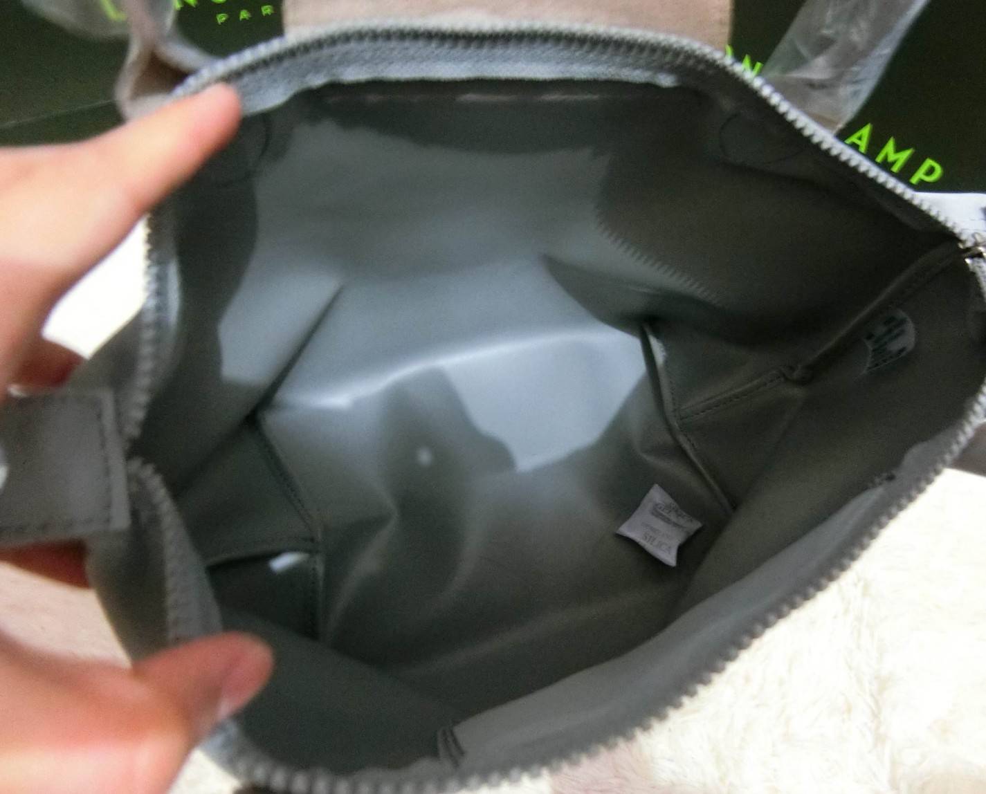 Longchamp Size S สินค้าใหม่ ของแท้!! เป็นล็อตผลิตเกินออเดอร์จากโรงงาน มาพร้อมการ์ด/ถุงผ้าแบรนด์/ถุงกระดาษแบรนด์ Size S: 25 x H. 23 x 16 cm. Color: Dusty Grey 274