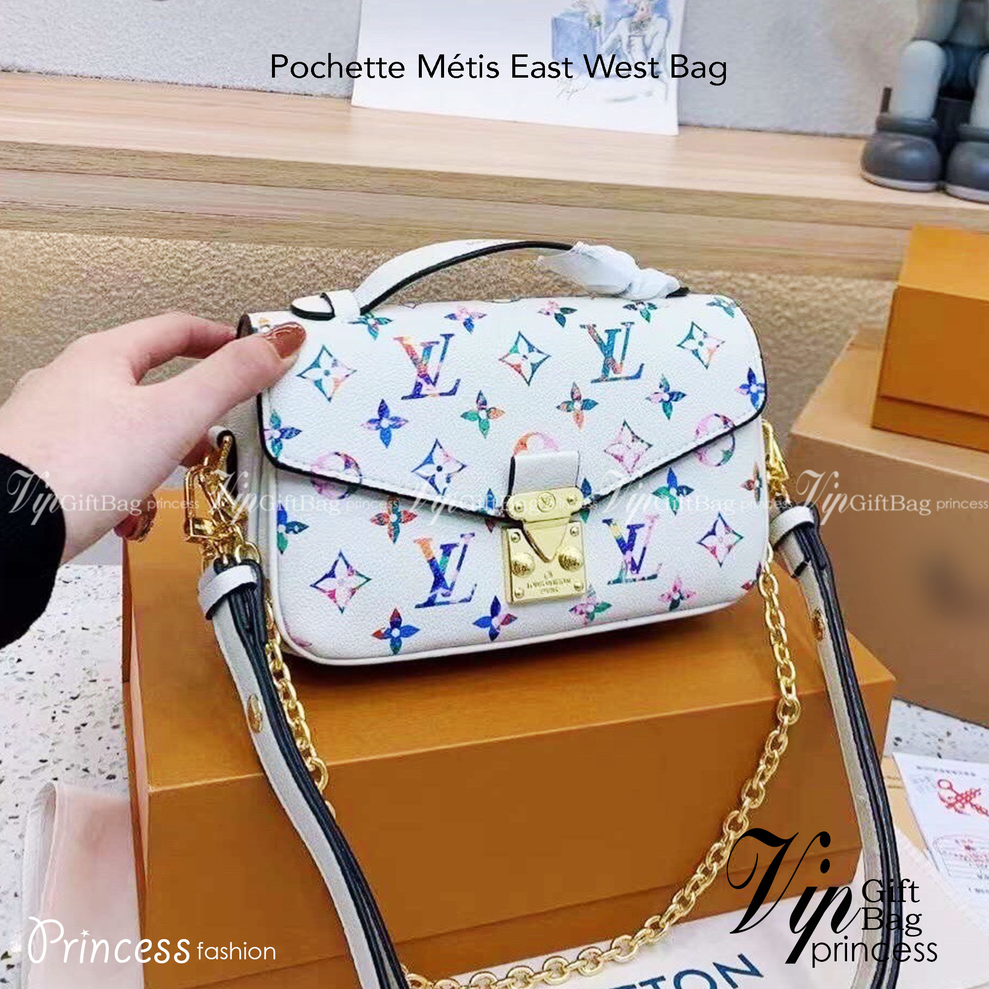 LV Pochette Metis East West Bag งานสวยเป๊ะ มาพร้อมสายโซ่สีทองสำหรับสะพายไหล่แบบสั้นและสายหนังยาวอย่างมีสไตล์ลาย Monogram ตัวล็อกแบบ S-lock ด้านในกว้างใส่iPhoneได้มี3 ช่อง ช่องกระเป๋ามีซิปด้านใน