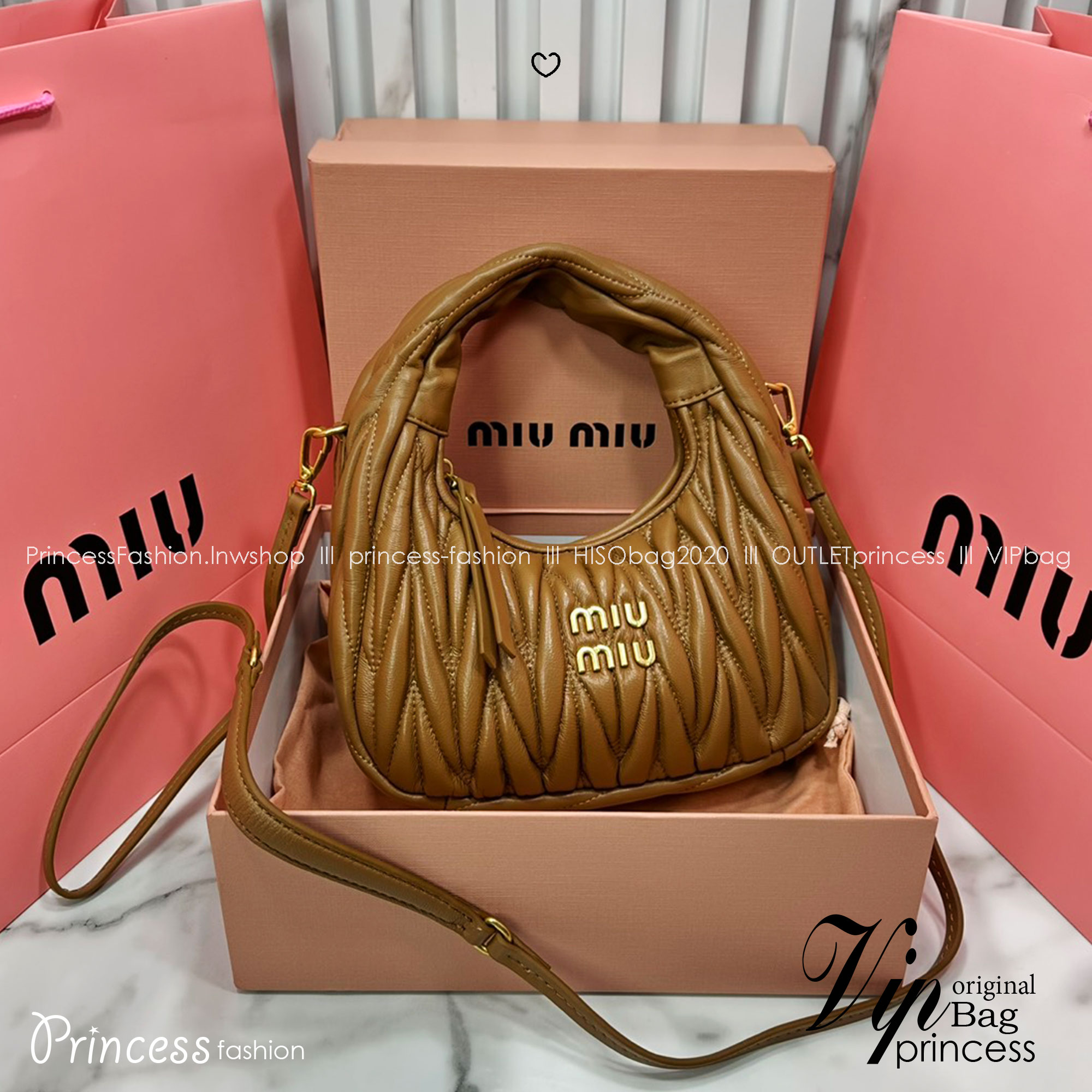 ORI หนังแท้ | MIU MIU Wander matelassé nappa leather hobo bag Small 22cm กระเป๋าสะพายทรงโฮโบ คิ้วท์สุดปัง ลุคลูกคุณหรูหราด้วยดีไซน์จับจีบนูนลวดลายเป็นเอกลักษณ์ หูจับในตัว ถือแบบเลิศๆ หรือจะใส่สายสะพายข้างก็ได้อีกลุค