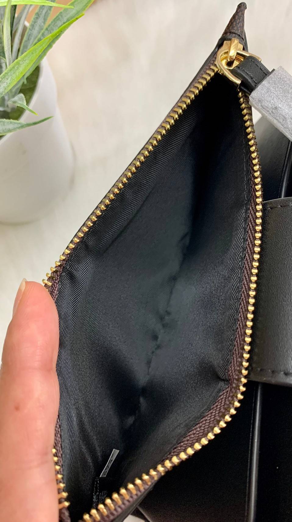 พร้อมส่งครบ 5 สี กระเป๋าสตางค์ที่สาวๆต้องมีติดตัวค่าา😘 COACH TECH WALLET IN COLORBLOCK SIGNATURE ((C2874)) ✔️กระเป๋าเงินใบยาว หนังแท้ พร้อมสายคล้องมือในตัวค่ะ ✔️เปิดปิดด้านหน้าแบบฝากระดุม ภายในมีช่องใส่ธนบัตร2ช่อง ;สามารถใส่มือถือ ip