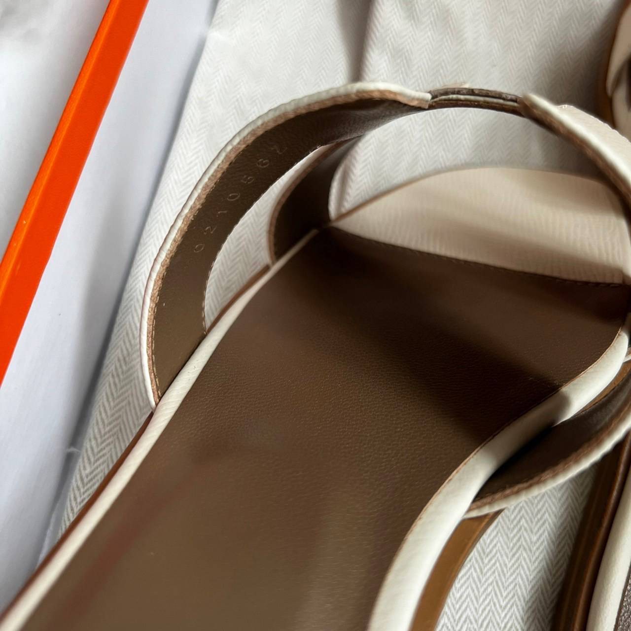 หนังแท้ Hermes sandal Epsom leather รองเท้าแตะงานสั่งตัตใช้สลับแท้ เกรดออริจินอล 1:1 เกรดเหมือนสุด มี series code ทุกคู่ งานตัดเย็บปราณีตละเอียด ใส่สบาย ไม่ลื่น ใช้ทนนาน เกรดนี้คุ้มมาก ไม่ผิดหวังค่ะ ภาพสินค้าถ่ายจากงานขายจริง ใช้งานต่างประเทศได้