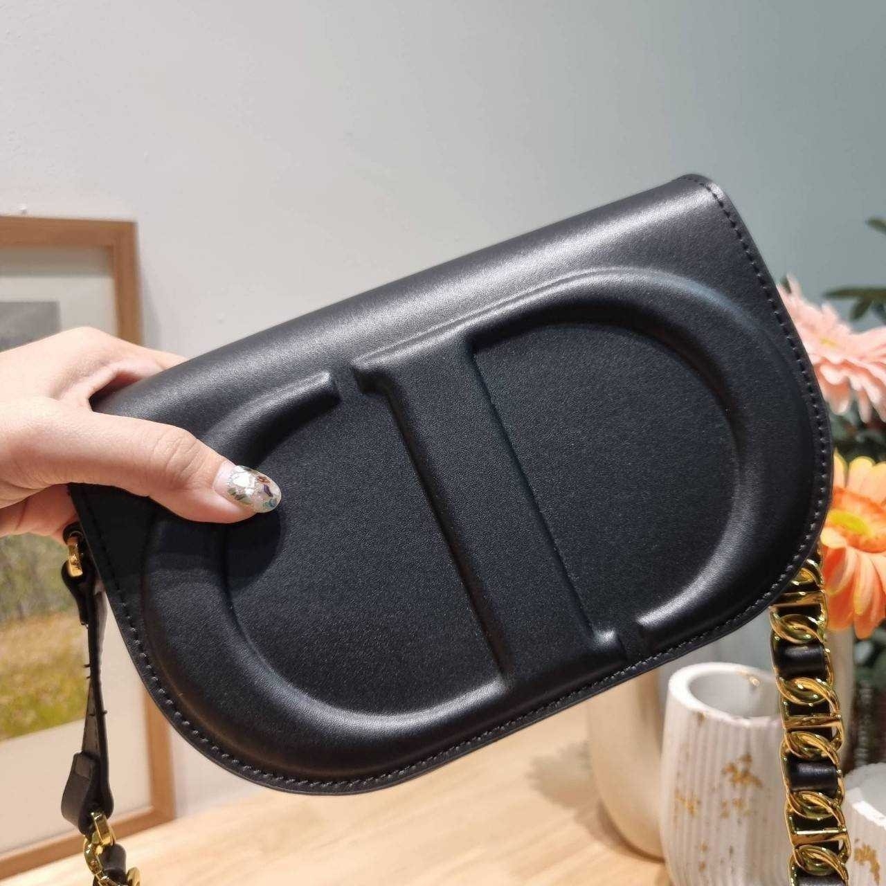 CD SIGNATURE BAG WITH STRAP กระเป๋าสะพายซิกเนเจอร์ ไอเท็มมาแรง ที่สวยแซ่บไม่มีไม่ได้เลย เกรดออริ 1:1 ใช้งานต่างประเทศได้