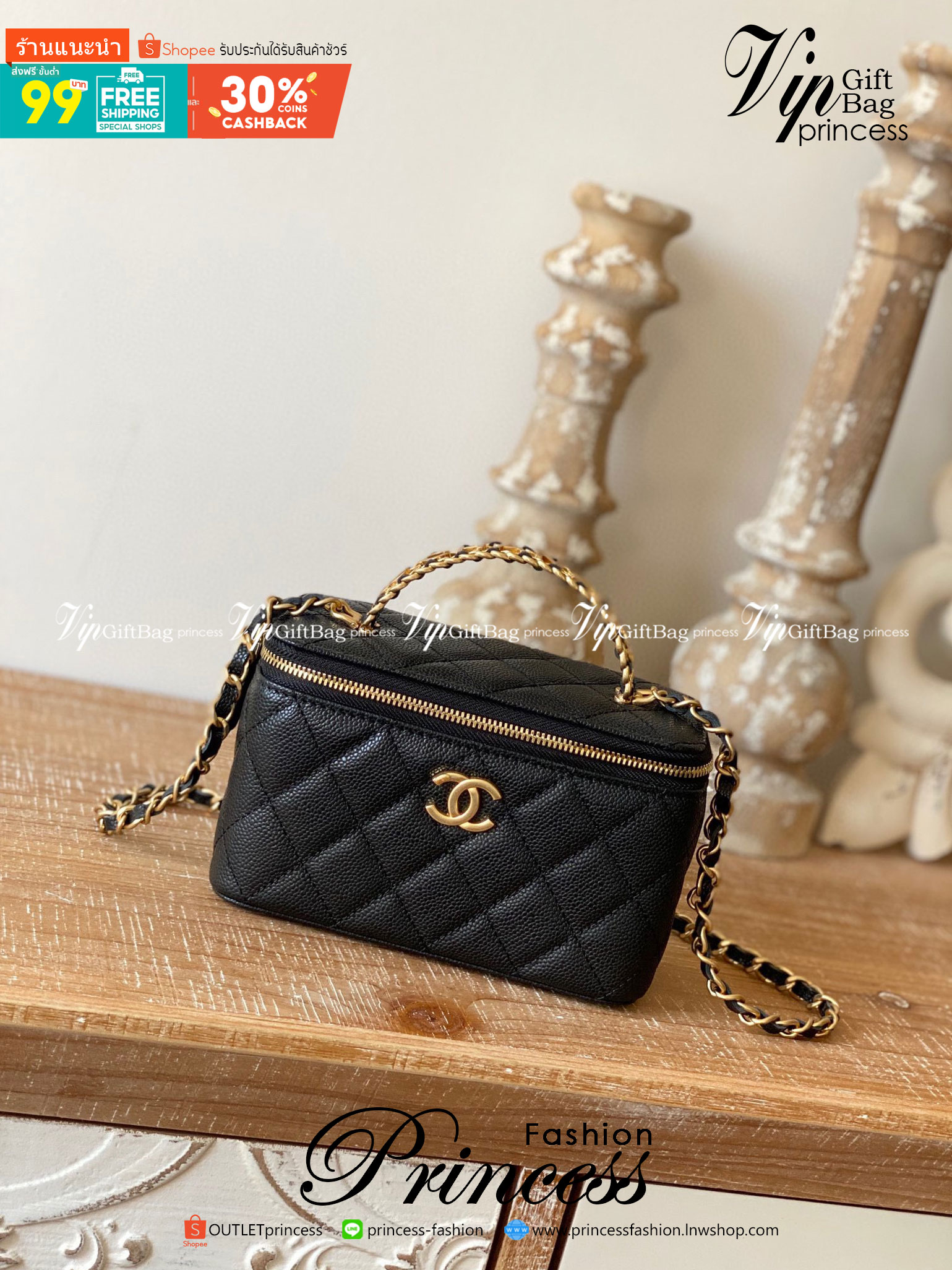 CHANEL VANITY Handle / Chanel vanity with chain and top handle กระเป๋าทรงกล่อง Vanity ซีซั่นใหม่ล่าสุด พร้อมกับหูจับอะไหล่ทอง แต่งโลโก้แบรนด์ สวยหรูมาก หนังฟูสวยใส่โทรศัพท์ได้สบายๆ เลยค่ะ มีช่องสำหรับใส่การ์ด ฮอตสุด น่ารักสุด กระเป๋าทรงกล่องใบเล็กน่ารัก ง