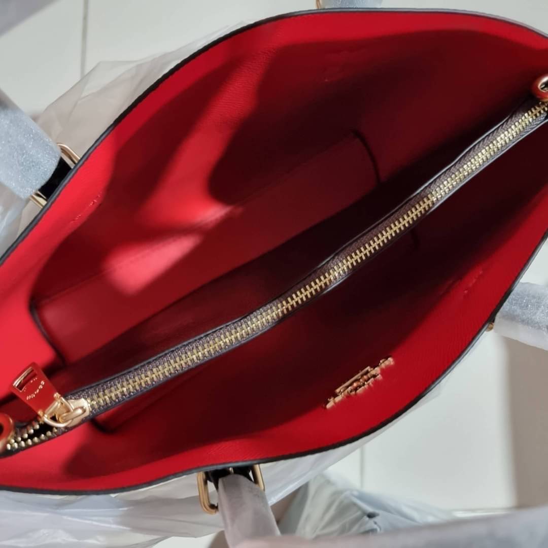 OUTTLET 】COACH MOLLIE TOTE 25 (C4250 C4084) น้องคนสวยอีกหนึ่ง!! กระเป๋าโท้ทไซส์เล็กที่สาวๆหลงรัก ดีไซน์คลาสสิคเหมือนเดิม เพิ่มเติมคือสะดวกขึ้นเยอะ!! ย่อส่วนมาจากใบใหญ่เป๊ะๆ น่ารักน่าใช้มากๆ วัสดุหนัง crossgrain ทนทาน ใช้งานง่าย เรียบหรูดูดีม้าก!! ภายในโล่