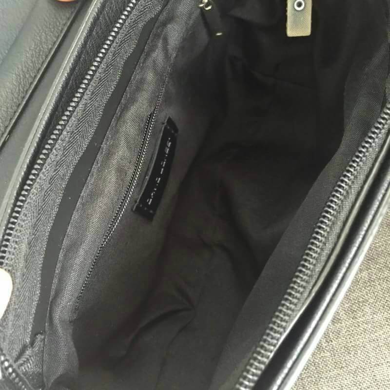 New Arrival! วันนี้ทางร้าน ได้ รุ่น Limited edition จาก แบรนด์ David John มาคะ ใบนี้ แม่ค้า เฟริมว่า สวยเกินคำบรรยาย ค๊า 〰〰〰〰〰〰〰 ตัวกระเป๋า ผลิตจากหนังเทียมผิวสัมผัสคล้ายหนังแท้ ลายหนังสวย ภายใน บุด้วยผ้าเนื้อดี พร้อมช่องใส่ของถายใน แยกเก็บของได้เป็นสัดส่