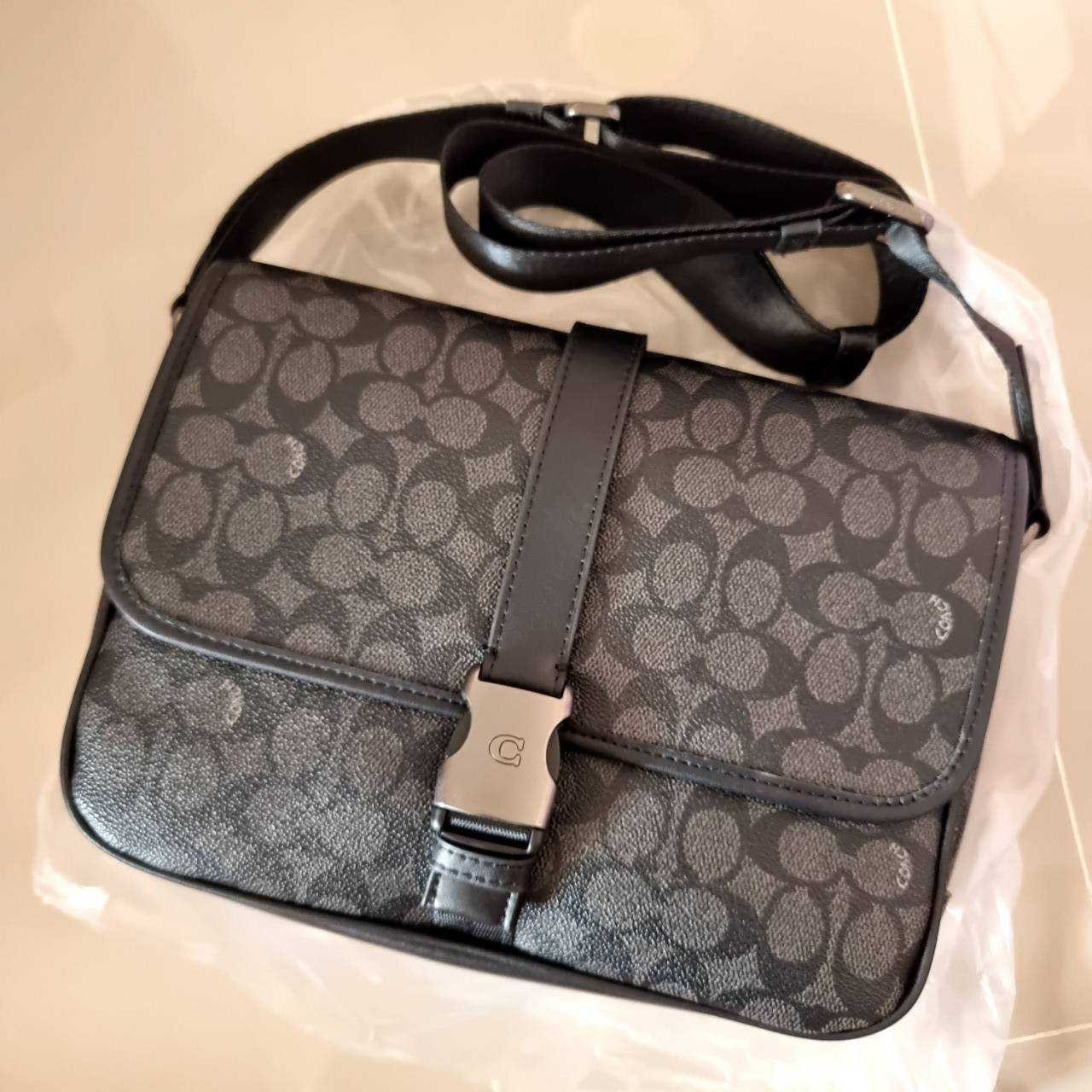 COACH CU202 LEAGUE MESSENGER BAG IN SIGNATURE CANVAS กระเป๋าสะพายทรง messenger สุดฮอต ที่ดีไซน์รูปแบบให้สปอร์ตขึ้น และหรูขึ้น แต่ยังคงคลาสสิค ขนาดใบใหญ่กำลังดี