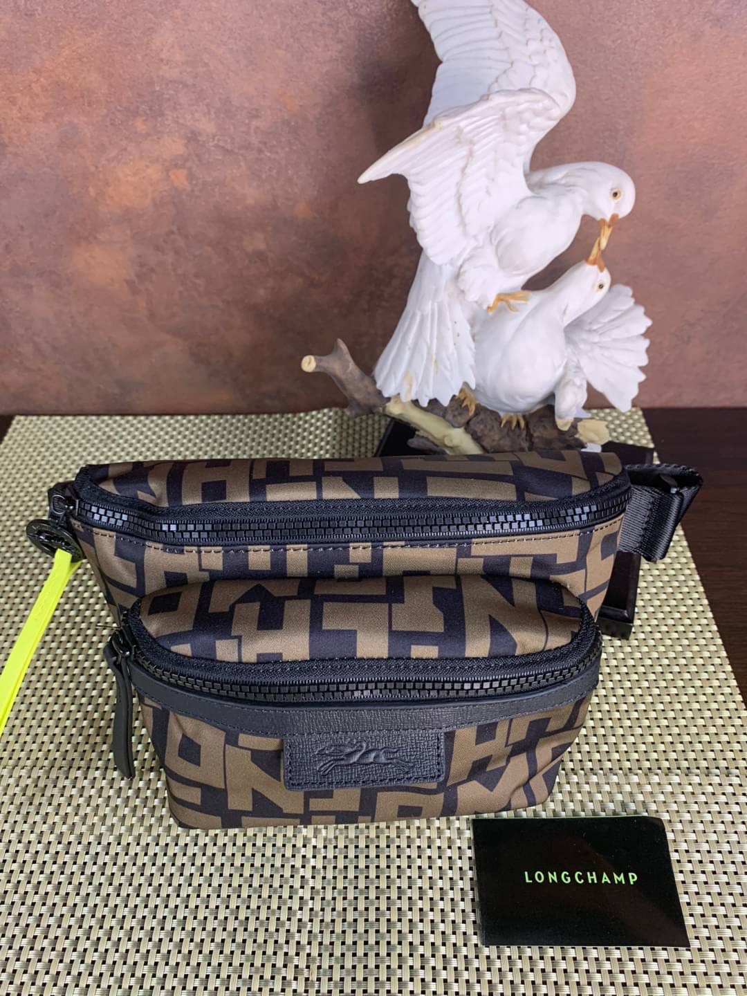 LONGCHAMP LE PLIAGE LGP BELT BAG M เท่ห์อย่างมีสไตล์กระเป๋าทรงคาดอกและคาดเอวดีไซน์แนวสปอร์ต เพิ่มความโดดเด่นทันสมัยด้วยลายซิกเนเจอร์ มีช่องซิปที่ใช้งานง่ายช่วยให้คุณหยิบใช้สิ่งของจำเป็นได้อย่างสะดวกและง่ายดาย และผสานสายรัดแบบปรับได้เข้ากับหัวเข็มขัดตัวล็อ