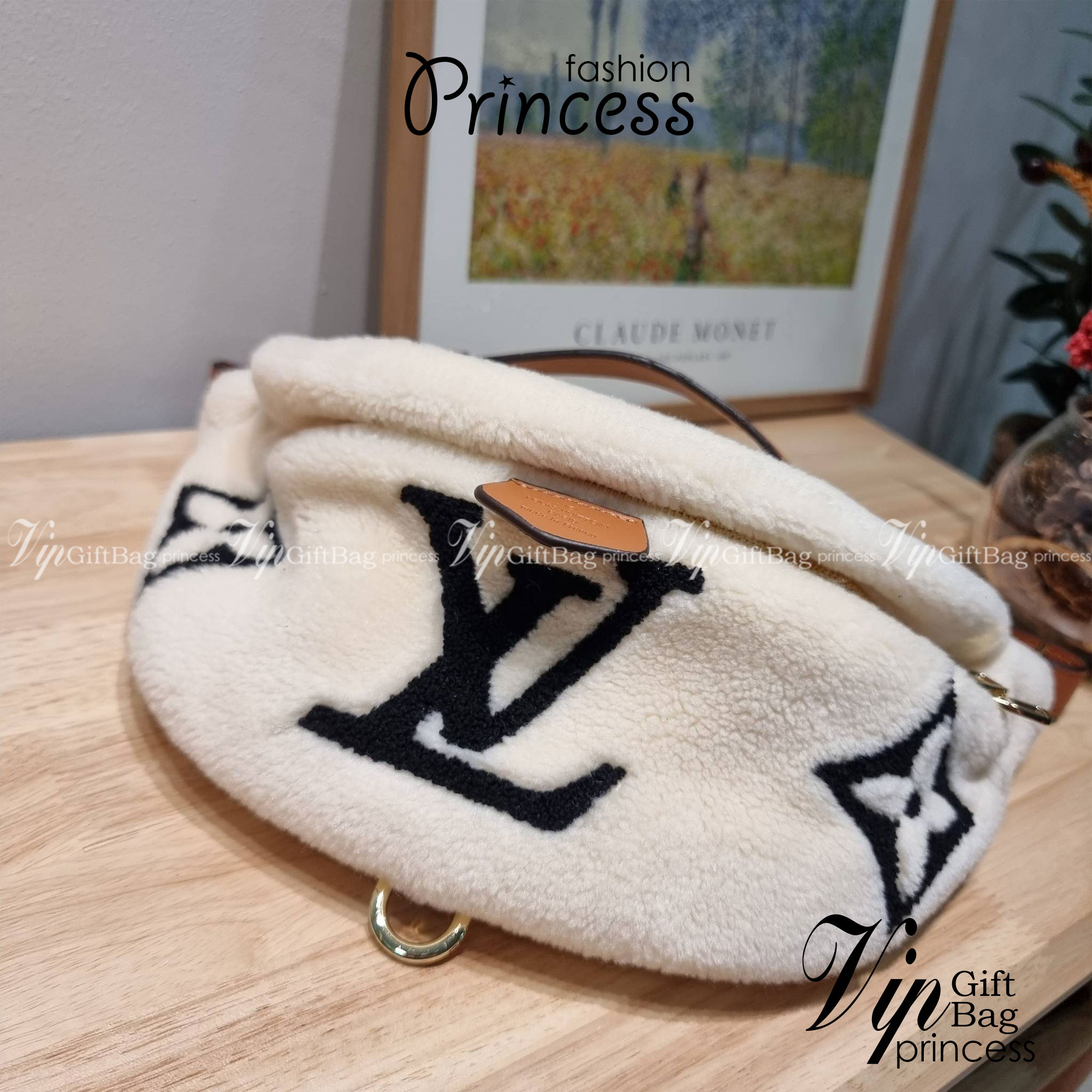 LV BUM BAG MONOGRAM TEDDY FLEECE / LV Teddy Limited Edition Bumbag ไอเท็มที่ต้องมี กับกระเป๋าคาดอก ดีไซน์เอกลักษณ์ โดดเด่นด้วยจัมโบ้ฟ้อนท์สีตัดกับตัวกระเป๋า เปิด-ปิดด้วยซิป ภายในเป็นช่องโล่ง โดยตัวกระเป๋าจะมีหูจับในตัว และสายสะพายที่สามารถปรับได้ตามตัว รุ