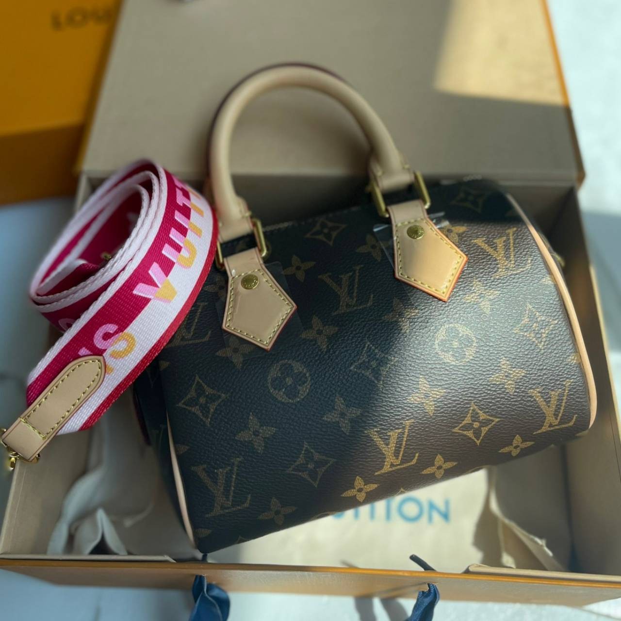 หนังแท้ LOUIS VUITTON POCHETTE SPEEDY BANDOULIÈRE 20 มาพร้อมสายผ้า มีให้เลือก2 สี ถ่ายสดจากสินค้าจริง ขนาดน่ารัก เป็น every look ที่หรูหรามากค่าา