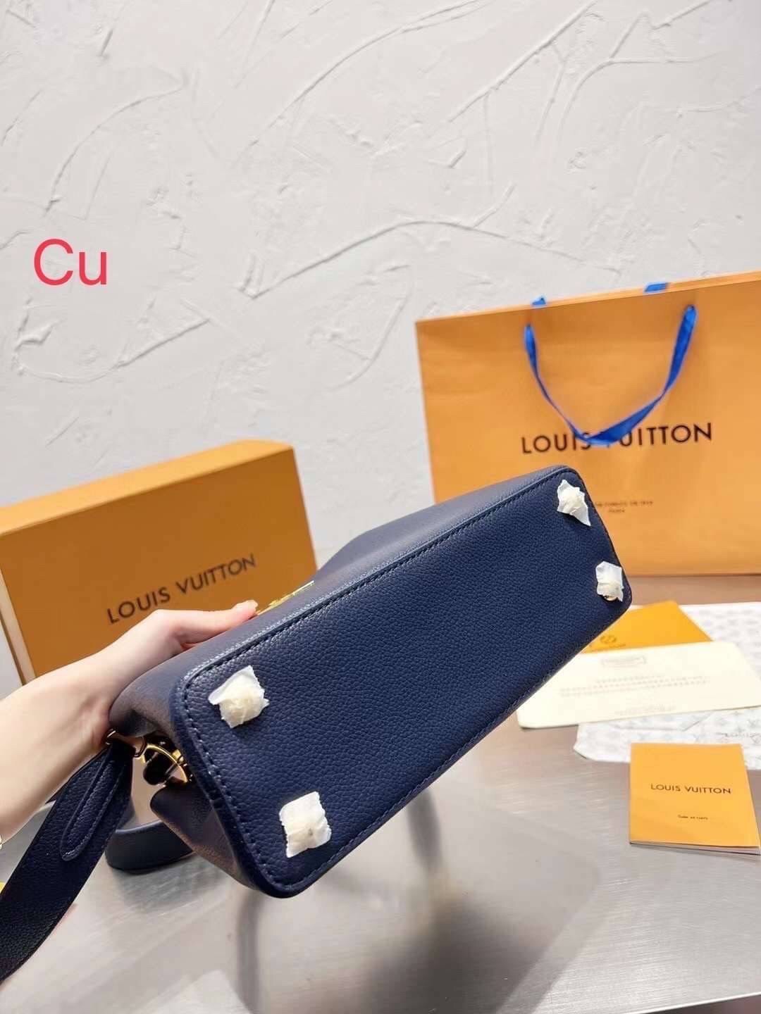 LV CAPUCINES BB top handle ที่สุดของความสวยในราคาเบาๆ กระเป๋าถือสุดหรู ดีไซน์ทรงคลาสสิค ดีงามม้ากกกก!! มาพร้อมหูจับในตัว ด้วยรูปทรงวินเทจ พร้อมส่งครบ box set ในราคาที่คุ้มที่สุด จัดเถอะค่า ยืนยันว่าสวยคุ้ม!!