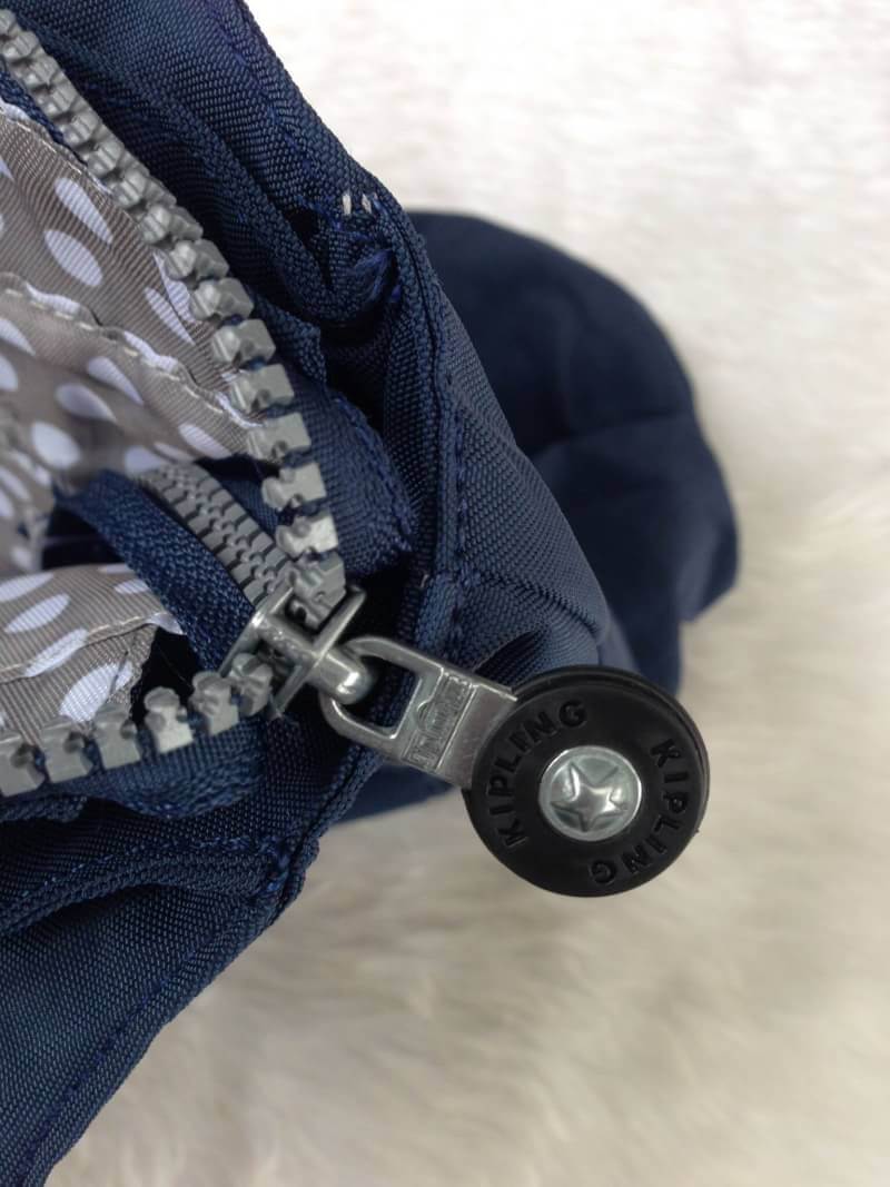 Kipling รุ่น Cicele กระเป๋าสะพายไหล่ใบใหญ่ สวยน่ารัก ตัวกระเป๋าด้านในเป็นช่องโล่งแบบปิดเปิดด้วยซิป มีช่องซิปด้านใน ด้านข้างกระเป๋า มี 2 ช่อง ปิดเปิด ด้วยเทป พร้อมที่ใส่โทรศัพท์ ปากกา และ MP 3 ในส่วนด้านใน และ ด้านข้างกระเป๋า ซ้าย-ขวา เป็นช่องขนาดเล็กสำหรั