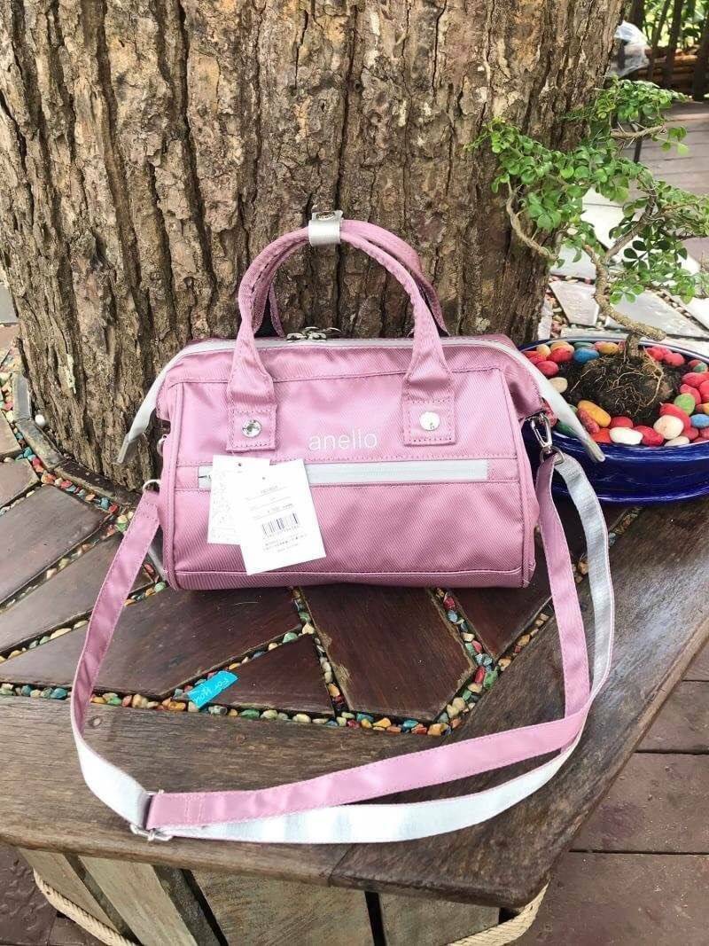 Anello Repellency Edition2 Mini Shoulder Bag (FSO-B025) กระเป๋าสะพายข้างวัสดุNylon & Polyesterหนา กันน้ำได้ น้ำหนักเบา มาพร้อมสายสะพายถอดและปรับความยาวได้ เปิดปิดด้วยซิปคู่ ภายในกว้างใส่กระเป๋าสตางค์ยาว มินิไอแพคได้ รุ่นใหม่ลิมิเตทที่น่าสะสมเลยคร้า!