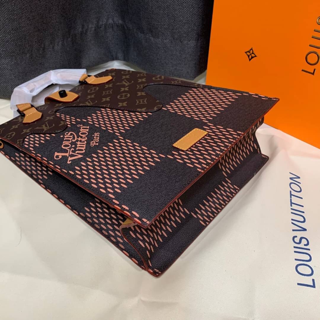 หนังแท้ LOUIS VUITTON MINI TOTE / LV MINI TOTE กระเป๋าทรงโท้ท โดดเด่นด้วยรายละเอียดของคลื่นใน Monogram เหมาะอย่างยิ่งสำหรับสิ่งของจำเป็น เช่น iPad โทรศัพท์ และสมุดโน้ต มีหูหิ้วแบบถอดได้สำหรับสะพายไหล่ ภาพสินค้าถ่ายจากงานขายจริง ใช้งานต่างประเทศได้