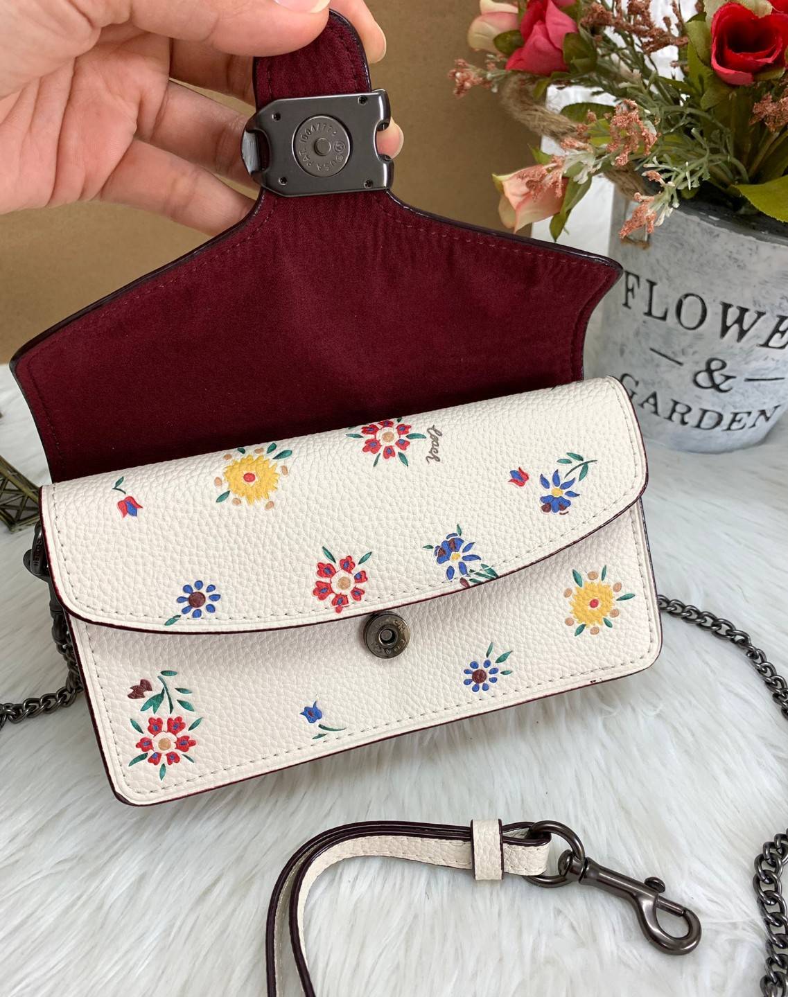 COACH TABBY CROSSBODY WITH WILDFLOWER PRINT ((810)) พร้อมส่งที่ไทยค่ะ! กระเป๋าสะพายครอสบอดี้ร์หรือสามารถถือแบบคลัทออกงานสวยๆได้เลยนะคะ วัสดุหนังแท้ หนังนิ่มค่ะ