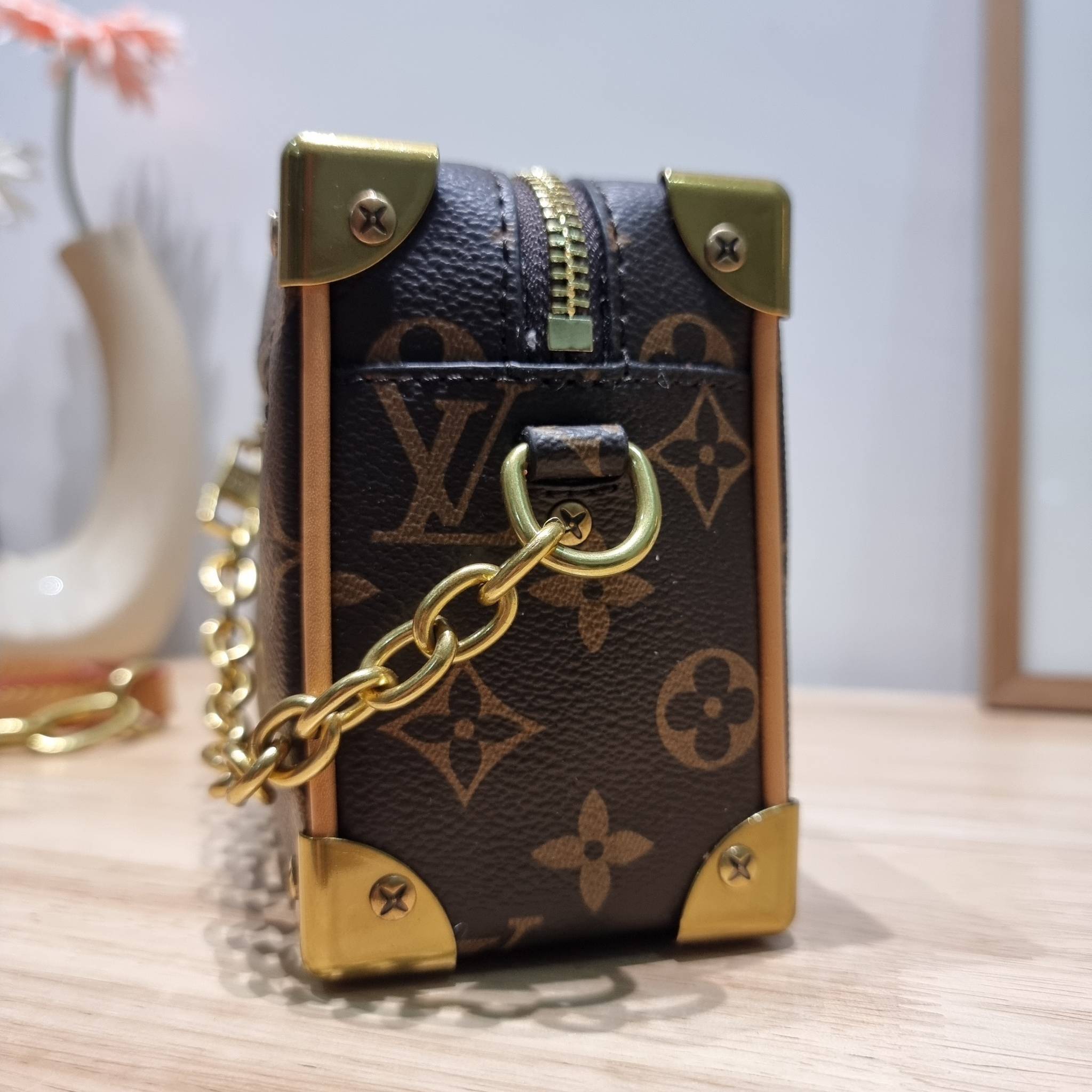 LV MINI SOFT TRUNK ไอเท็มหรูหราย้อนยุค ผสมผสานความทันสมัย ด้วยการตกแต่งขอบด้วยโลหะ รูปทรงกล่องสัดส่วนสวยลงตัว โดดเด่นชวนมอง