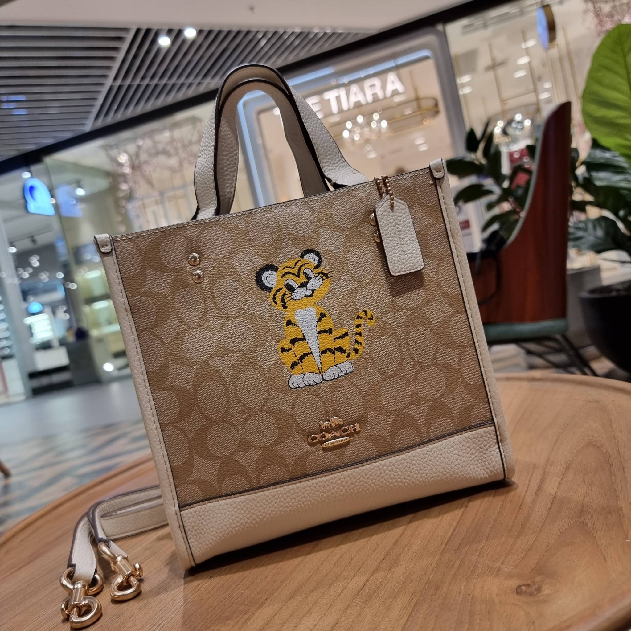 COACH C7001 DEMPSEY TOTE 22 IN SIGNATURE CANVAS WITH TIGER 🐯🐯 คอลเลคชั่นฉลองปีเสือต้องมาจ้า กับรุ่นคลาสสิค กระเป๋าทรงโท้ท ขนาดน่ารักน่าใช้มากๆ ดีไซน์น้องเสือจิ้มลิ้มดึงดูดสายตามากๆ ฟังก์ชั่นการใช้งานสะดวก มีทั้งสายคล้องในตัว และสายครอสบอดี