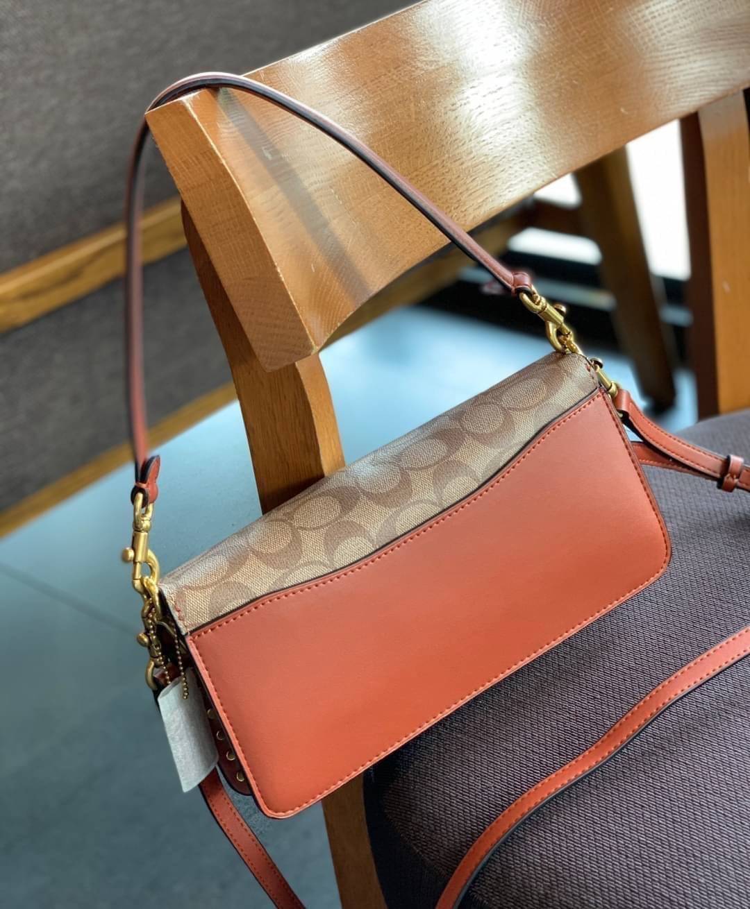 COACH TABBY SHOULDER BAG 26 พร้อมส่งที่ไทยอีกครั้งค่ะ!! กระเป๋าหิ้ว//คล้องไหล่//สะพายข้างได้ สุดคุ้ม! หนังแท้เรียบคลาสสิคเพิ่มความหรูเข้ามาค่ะ ด้านหน้ามีอะไหล่แบรนด์ตัวใหญ่โดดเด่น เปิดปิดกระเป๋าแบบกระดุมแม่เหล็ก ภายในมีช่องหลักใส่ของ2ช่อง;สามารถใส่กระเป๋า