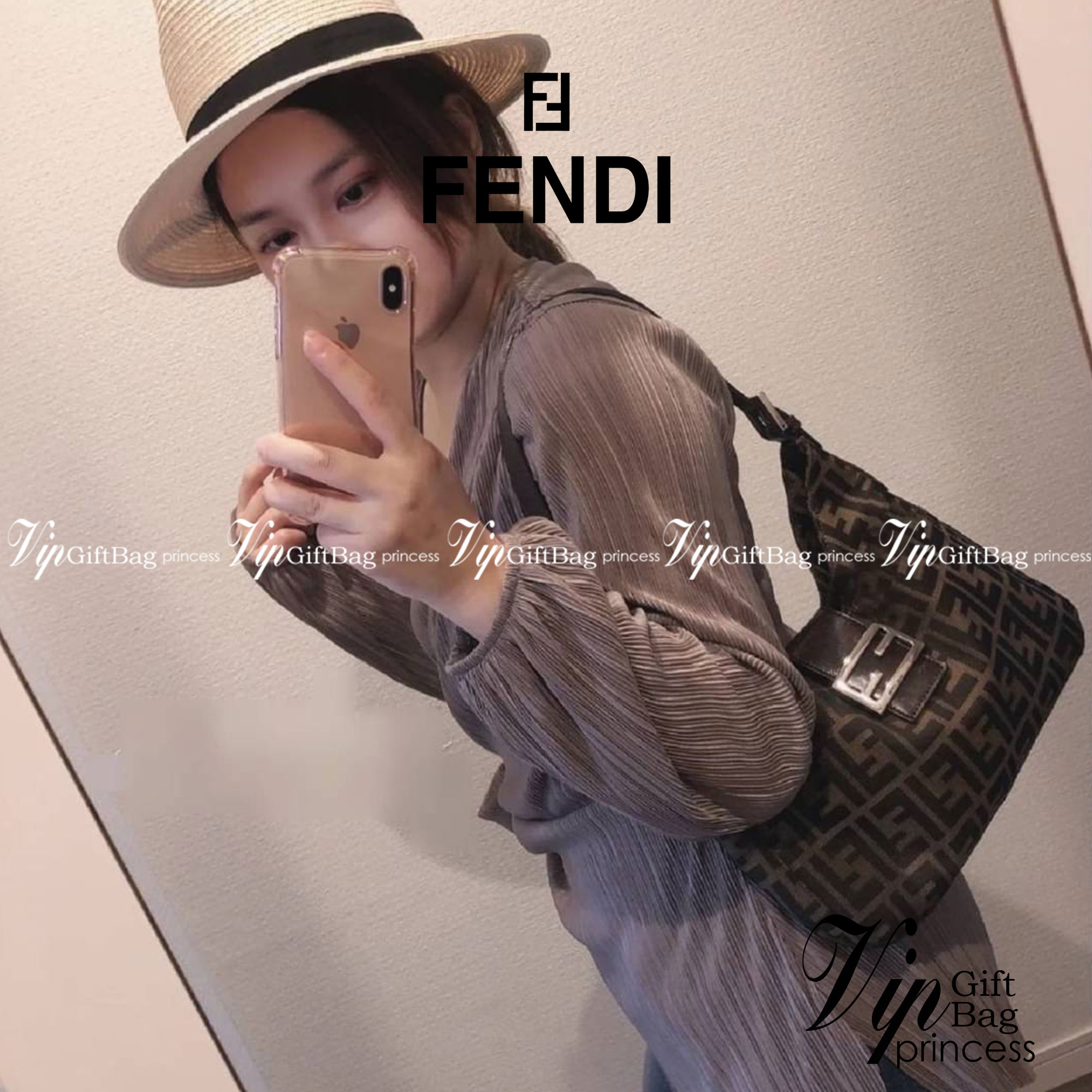 รุ่นใหม่แนะนำ!! FENDI BAGUETTE BROWN FABRIC BAG (GWP) พรีเมี่ยมกิ๊ฟ Limited Edition จาก FENDI วัสดุ CANVAS พิมพ์ลายแบรนด์ เปิดปิดด้วยฝาปิดกระดุมแม่เหล็ก ภายในมีช่องใส่ของแยกสองช่องใหญ่ พร้อมช่องซิปอีกช่อง สามารถใส่กระเป๋าสตางค์ยาว iphone เงิน ของจุกจิกได้