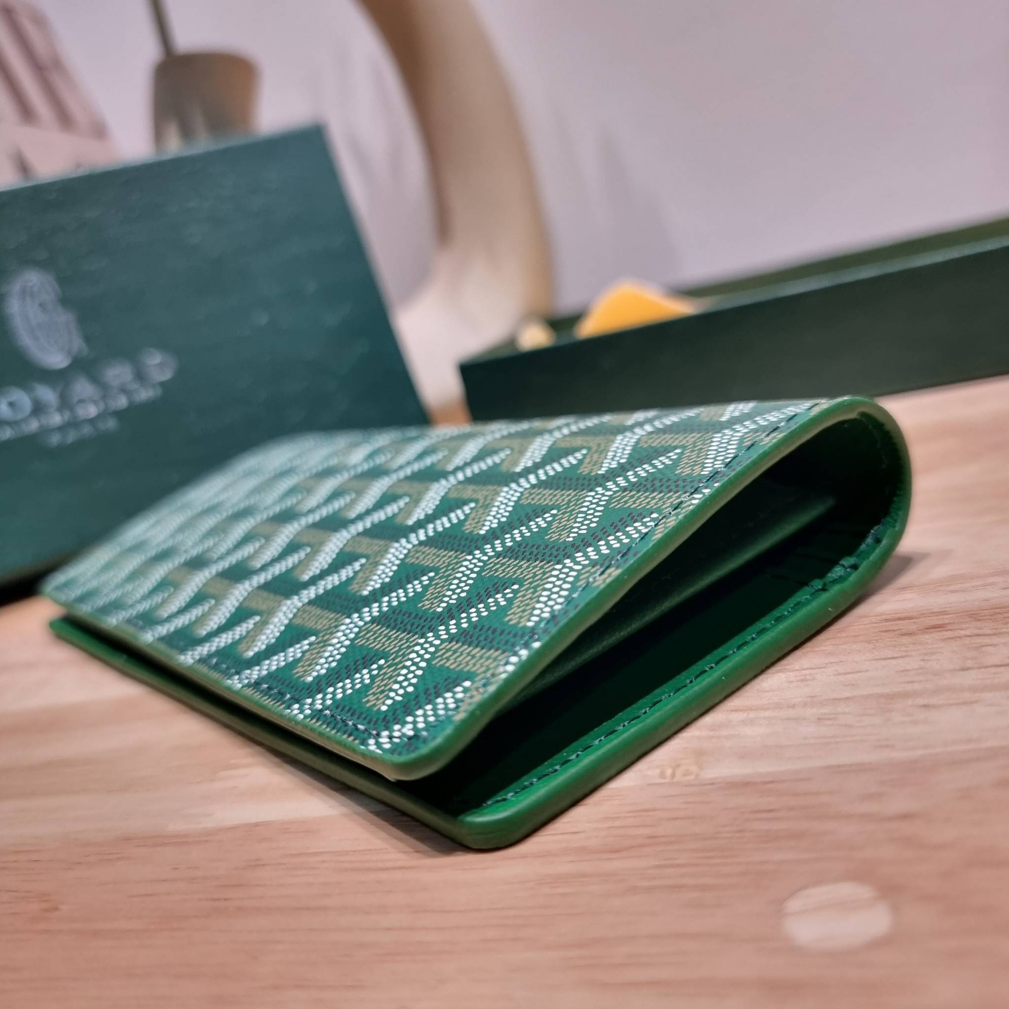 Goyard Bi Fold Long Wallet / GOYARD FLAP WALLET / Goyard Long Wallet กระเป๋าสตางค์ใบยาว รุ่น unisex ที่ใช้ได้ทั้งหนุ่มๆและสาวๆ ไอเท็มนี้ตอบโจทย์สำหรับคนที่ชอบเก็บบัตรเยอะๆ