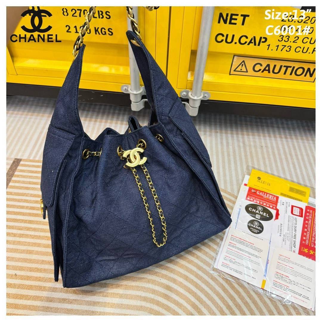 CHANEL 25 Small Handbag กระเป๋าสะพายทรงโฮโบ คอลใหม่ล่าสุด ต้อนรับฤดูกาล SPRING-SUMMER 2025 รูปทรงใช้งานได้จริง จุของได้ ถือเก๋ๆ เอวี่เดย์ลุค บอกเลยว่าดีไซน์เก๋มาก