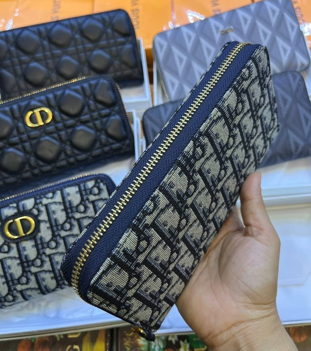 DIOR long wallet zipped กระเป๋าสตางค์ใบยาวซิปรอบ ไอเท็มสุดฮิต ติดทุกกระแส แรงไม่เคยตก รุ่น unisex สีไหนใครๆก็ใช้ได้หมด ❤️ ใบยาวขนาดกำลังเหมาะมือ