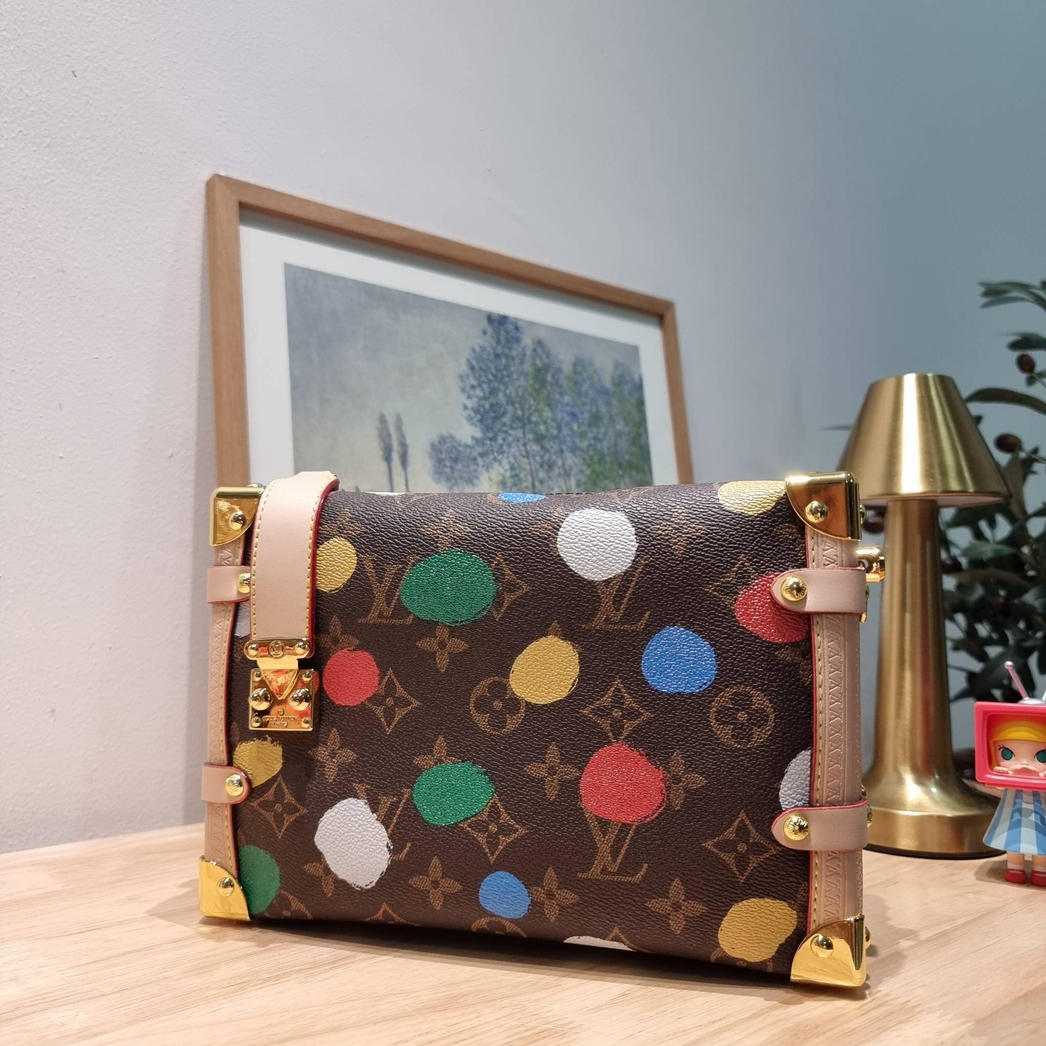 LV x YK SIDE TRUNK Monogram canvas bag สุดยอดกระเป๋าไอคอนนิค ทรงสวย ดีไซน์ใหม่ สวยมีเสน่ห์ รูปทรงกล่อง โดดเด่นด้วยหมุดเข้ามุม ซิปเปิด-ปิดล็อคได้ วัสดุหนังแคนวาส