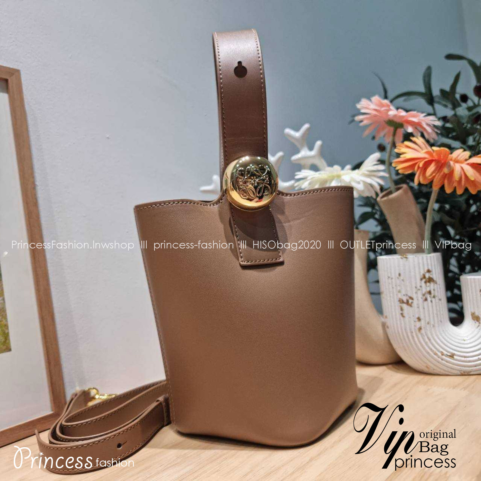 LOEWE MINI PEPBLE BUCKET IN MELLOW กระเป๋าทรงบัคเก็ต รูปทรงสวยใช้งานง่าย กิมมิคหรูหราสุดๆ เกรดออริ