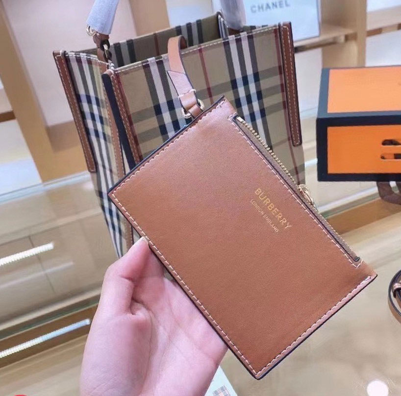 BURBERRY FRAGRANCES CROSSBODY BUCKET BAG กระเป๋าทรงบัคเก็ต รุ่นวินเทจสวยหรูอยู่ทรง มาพร้อมกระเป๋าคลัชใบเล็กสีน้ำตาลเข้าชุด จุของได้เยอะ งานจริงสวยน่าใช้มากๆ