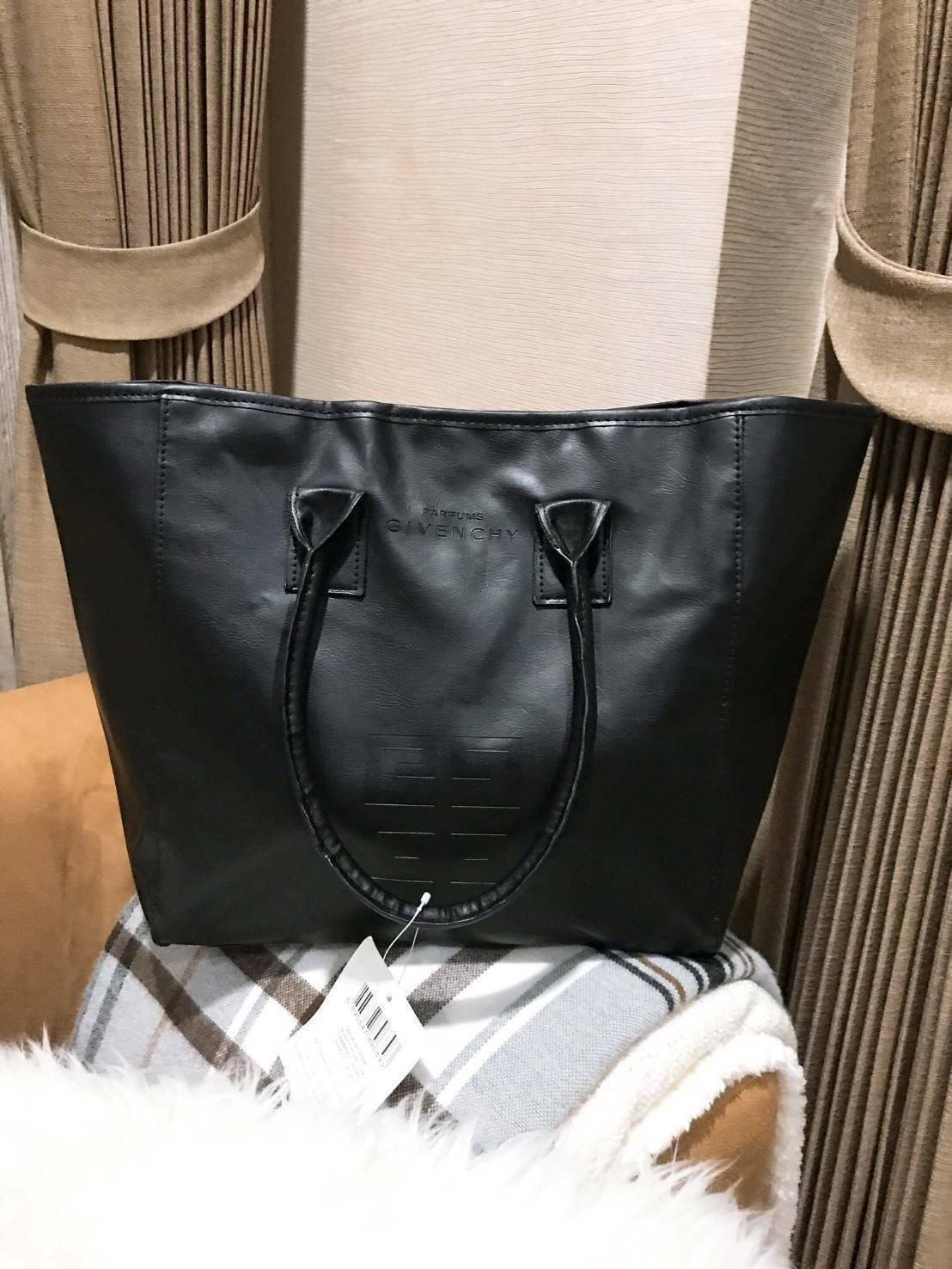 Givenchy Black Soft Leather Shoulder Handbags (Limited edition) กระเป๋าถือหรือสะพายพรีเมี่ยมของเเท้จาก "Givenchy Perfume Counter" วัสดุหนังนิ่มเรียบสีดำด้านหน้าปั้มโลโก้แบรนด์ GV ภายใน Polyester 100% สีดำสกรีนโลโก้สวยดูดี เปิดปิดด้วยกระดุมแม่เหล