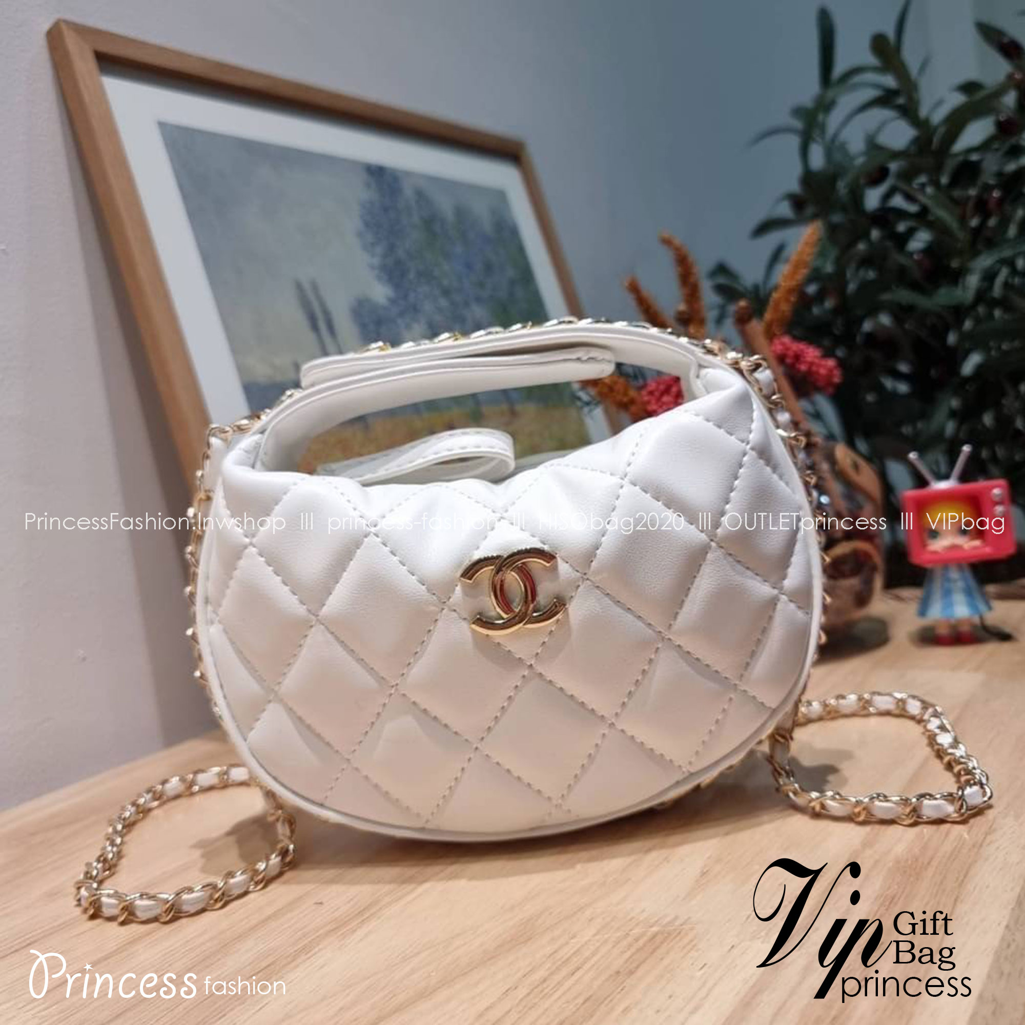 Chanel Pouch Hot item 2023 กระเป๋าสะพายกึ่งพอช ใบเล็กน่ารักน่าใช้ ถือไปไหนก็อัพลุคปัง วัสดุหนังแกะ สัมผัสนิ่มมือ หูจับในตัว ปรับได้อีกเล็กน้อย มาพร้อมสายสะพายโซ่