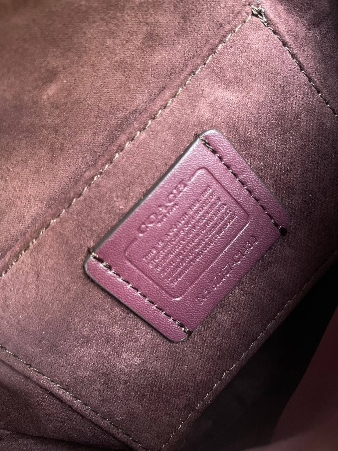 พร้อมส่งที่ไทยครบทั้ง6สีค่ะ 😘 Coach Ellen Crossbody In Signature ((C1432)) กระเป๋าทรงฮาฟมูนรูปทรงคลาสสิก ออกแบบให้มีลักษณะโค้งมน ไม่ดูเป็นทรงแข็งจนเกินไป ดีไซน์และสีของกระเป๋ายังเรียบง่าย เข้าได้กับทุกชุด สะพายครอสบอดี้ร์//สะพายข้าง หรือถือแบบคลัท