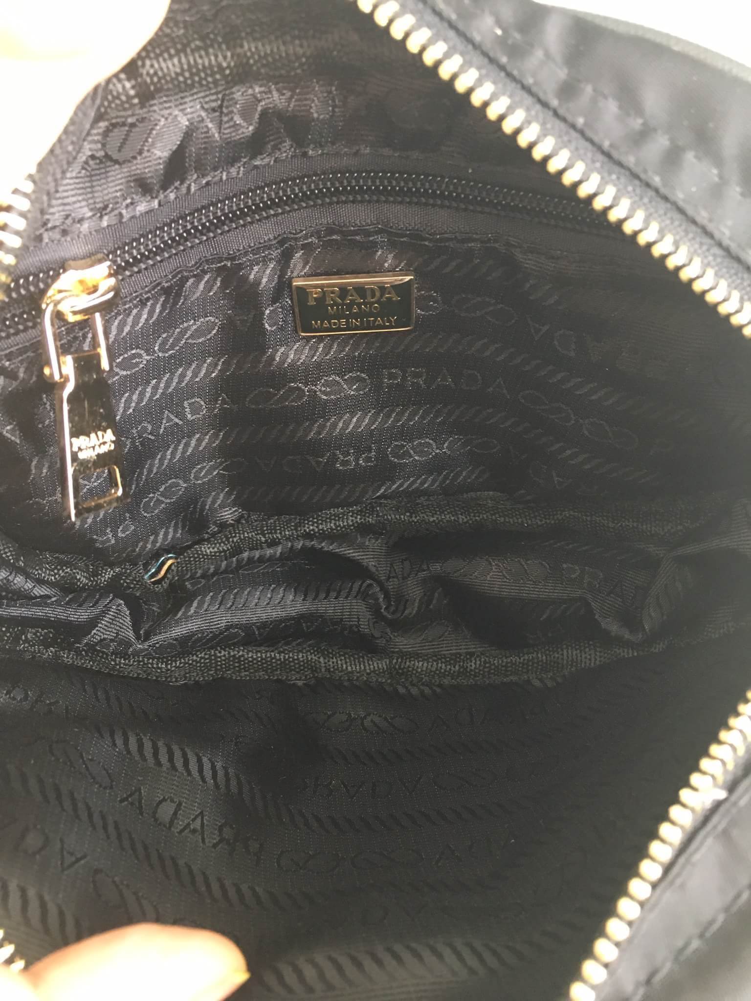 งานพรีเมี่ยมกิ้ฟ จากเคาเตอร์ต่างประเทศคะ ได้ กระเป๋าclutch & shoulder bag จากแบรนด์ Prada มาค่า เป็นกระเป๋าผ้า ไนล่อน น้ำหนักเบา สวยหรู ตามแบบฉบับของแบรนด์เลย ตัวกระเป๋าขนาดกำลังดี ใส่มือถือได้ทุกรุ่น สามารถเก็บสายถือเป็นคลัชออกงานได้คะ หรือ สะพายข้างได้ 