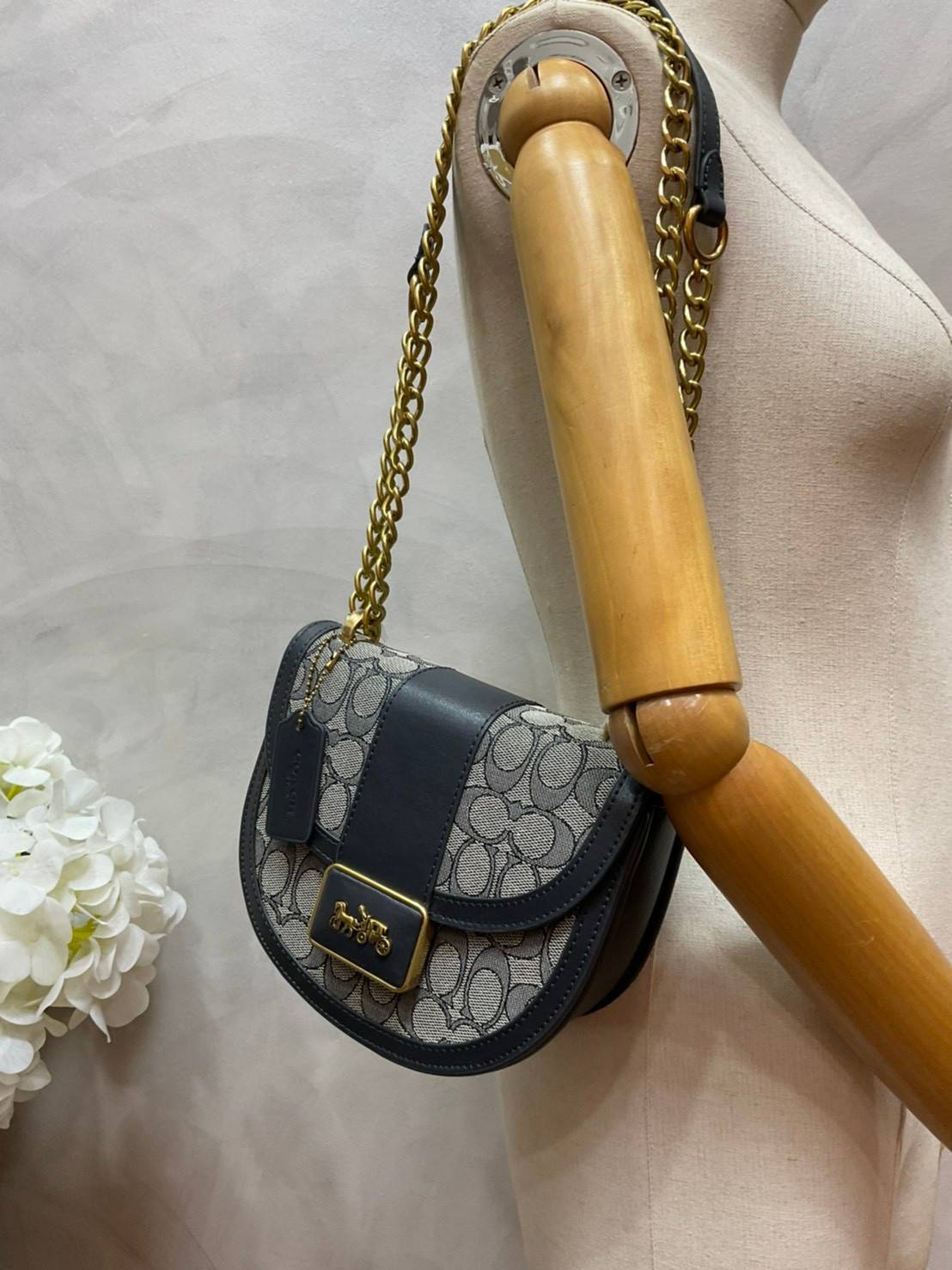 COACH ALIE SADDLE BAG IN SIGNATURE JACQUARD (C4694//C3464) New item!! กระเป๋าสะพายทรง saddle ดีไซน์วินเทจย้อนยุค แฝงความหรูในตัวด้วยอะไหล่สีทองเหลือง โดดเด่นไม่ซ้ำใครแน่นอน วัสดุผ้า jacquard สลับหนังแท้ ภายในเป็นช่องโล่ง มาพร้อมสายสะพายครอสบอดี้ ที่สามารถ