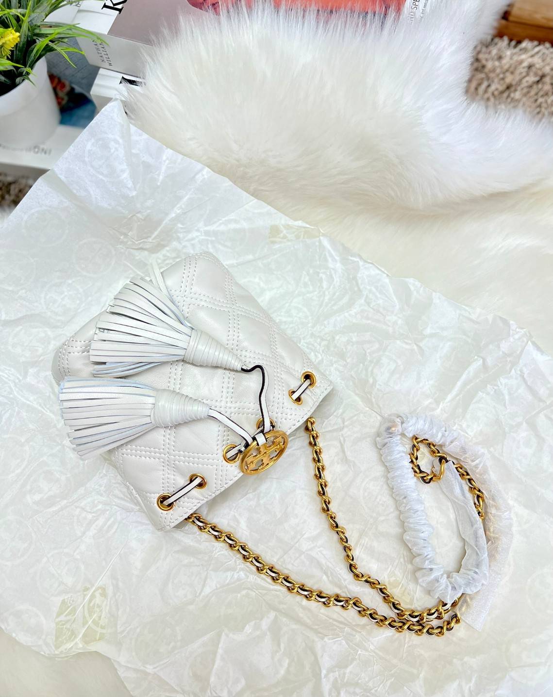 สีออกใหม่ ซึ่งหาได้ยากมากค่ะ 🤩 TORY BURCH FLEMING QUILTED BUCKET BAG ((56868)) พร้อมส่ง สวยท้าให้ลอง! จำนวนจำกัด สินค้าต้องมี กระเป๋าทรงBucket หนังแกะแท้((หนังจะมีความนิ่ม ทนทานและแพงกว่าหนังวัวมาก)) เดินด้ายลายนวมสวยมากๆค่ะ