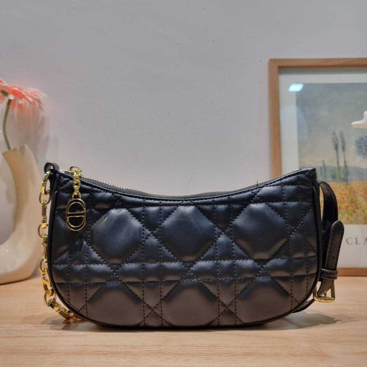 Dior Black Supple Macrocannage / CD LOUNGE BAG กระเป๋าสะพายทรงพอช สวยหรู ดีไซน์เรียบ แต่ดูแพง