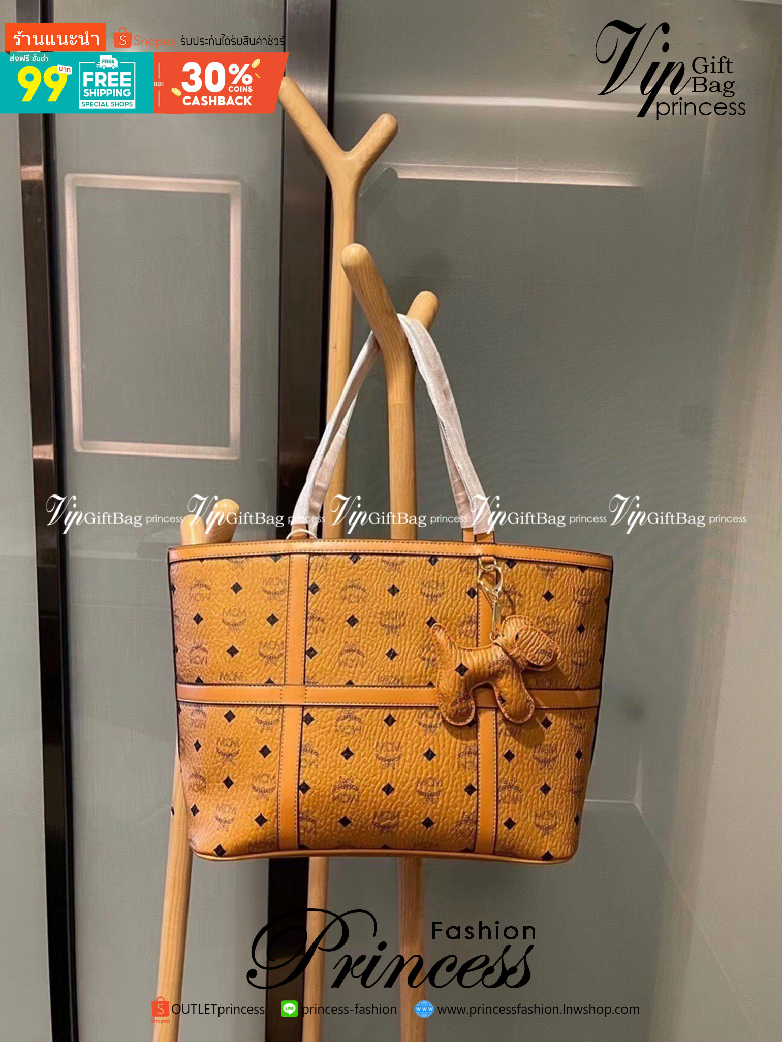 M.C.M Aren Shopper in Visetos / M.C.M Tote Bag กระเป๋าสะพายทรงโท้ทใบใหญ่ มาพร้อมพวงกุญแจน้องหมา ความจุใจมาพร้อมเสิร์ฟให้ถึงบ้าน ใครที่มองหากระเป๋าทรงโท้ทจุๆ ต้องใบนี้เลย!! กระเป๋าสะพายไหล่ ดีไซน์ทรงสวยน่าใช้ โดดเด่นกว่าใคร ไม่ซ้ำ วัสดุหนังแคนวาสสลับหนังแท