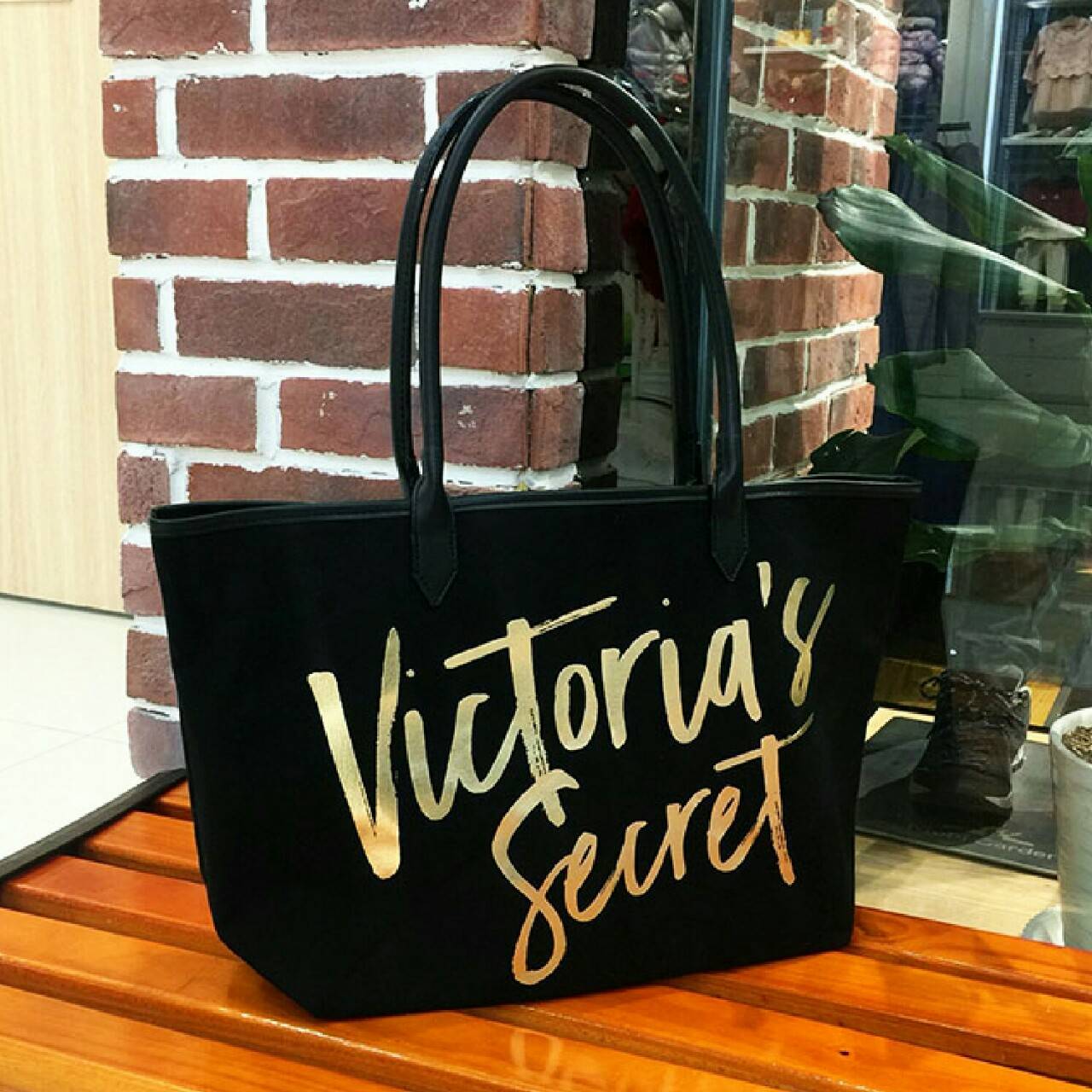 New Arrival! Victoria's Secret Canvas Large Tote Bag♡ กระเป๋าสะพายใบใหญ่ จุของได้คุ้ม! วัสดุทำจากผ้า canvas เต็มใบ ด้านหน้าแต่งโลโก้แบรนด์สีทอง สวยวับ! ด้านในบุผ้าปั้มลายเสือ มีของใส่ของจุกจิกค้า จะถือไปเที่ยวทะเลสักคืนสองคืน ใบนี้เอาอยู่คะ