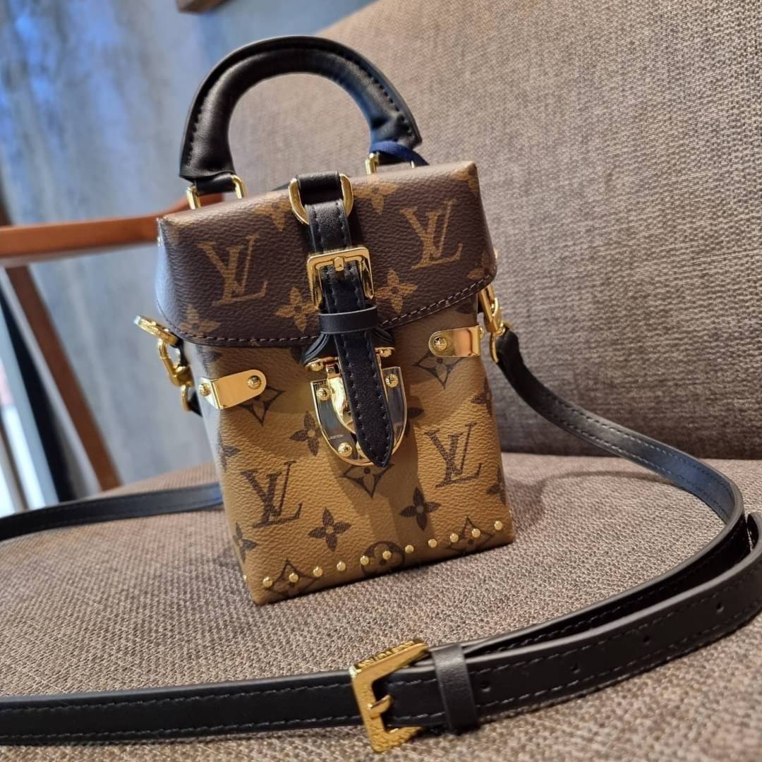 LV CROSSBODY BOX BAG / LV Reverse Monogram Camera Box Bag กระเป๋าถือ/สะพายวีไอพีพรีเมี่ยม สวยหรูทุกมุม ตกแต่งเพิ่มดีเทลด้วยหมุด วัสดุหนังแคนวาสคุณภาพ เปิดปิดด้วยตัวบีบล็อค แน่นหนา มีหูจับในตัว และสายสะพายข้างมาให้ ภายในเป็นช่องโล่ง ใส่มือถือได้ทุกรุ่น มาพ